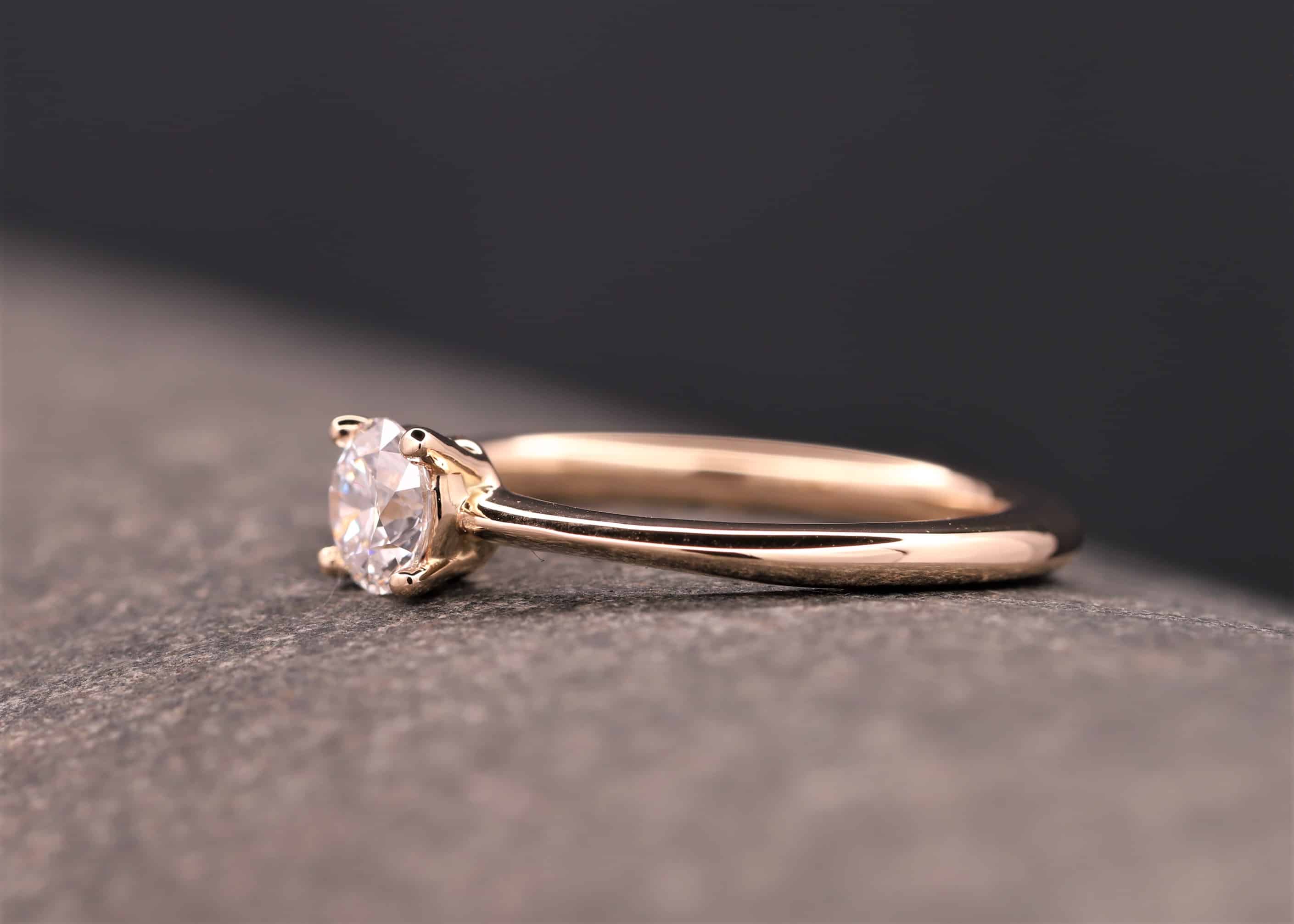 solitaire ring in gold mit brillant hergestellt im schmuchgarten