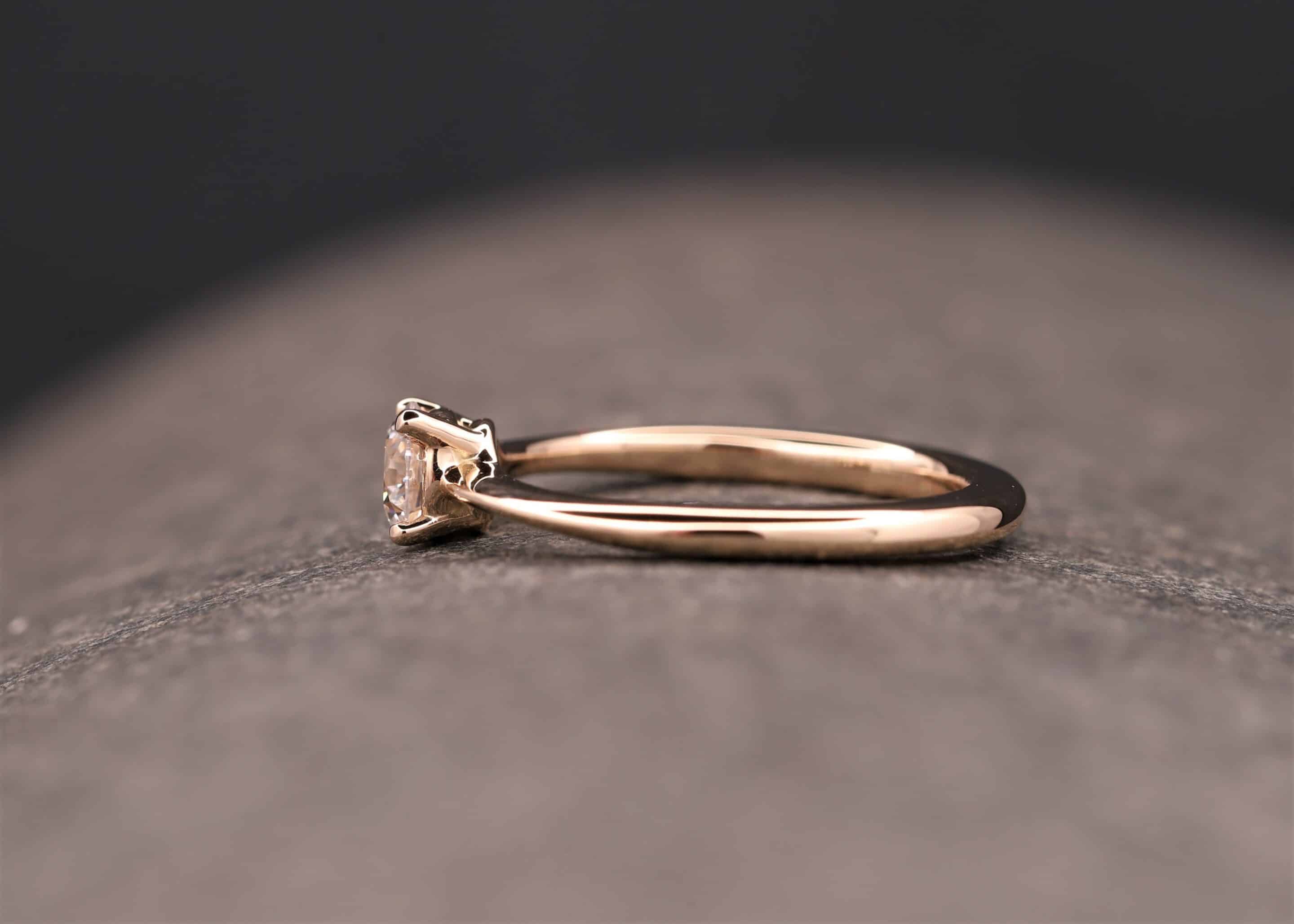 solitaire ring in gold mit brillant hergestellt im schmuchgarten