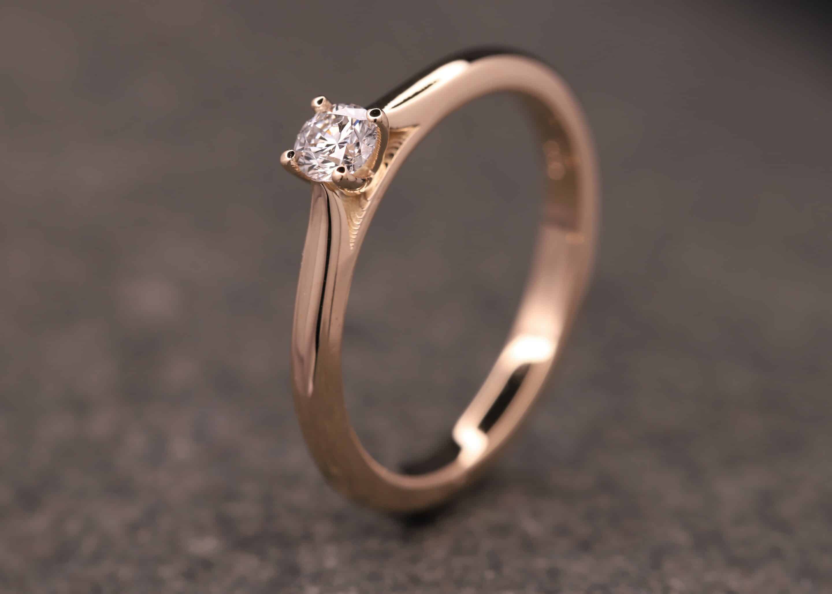 schoener verlobungs ring in rosegold mit diamant in 4-krappen-fassung schmuckgarten aachen