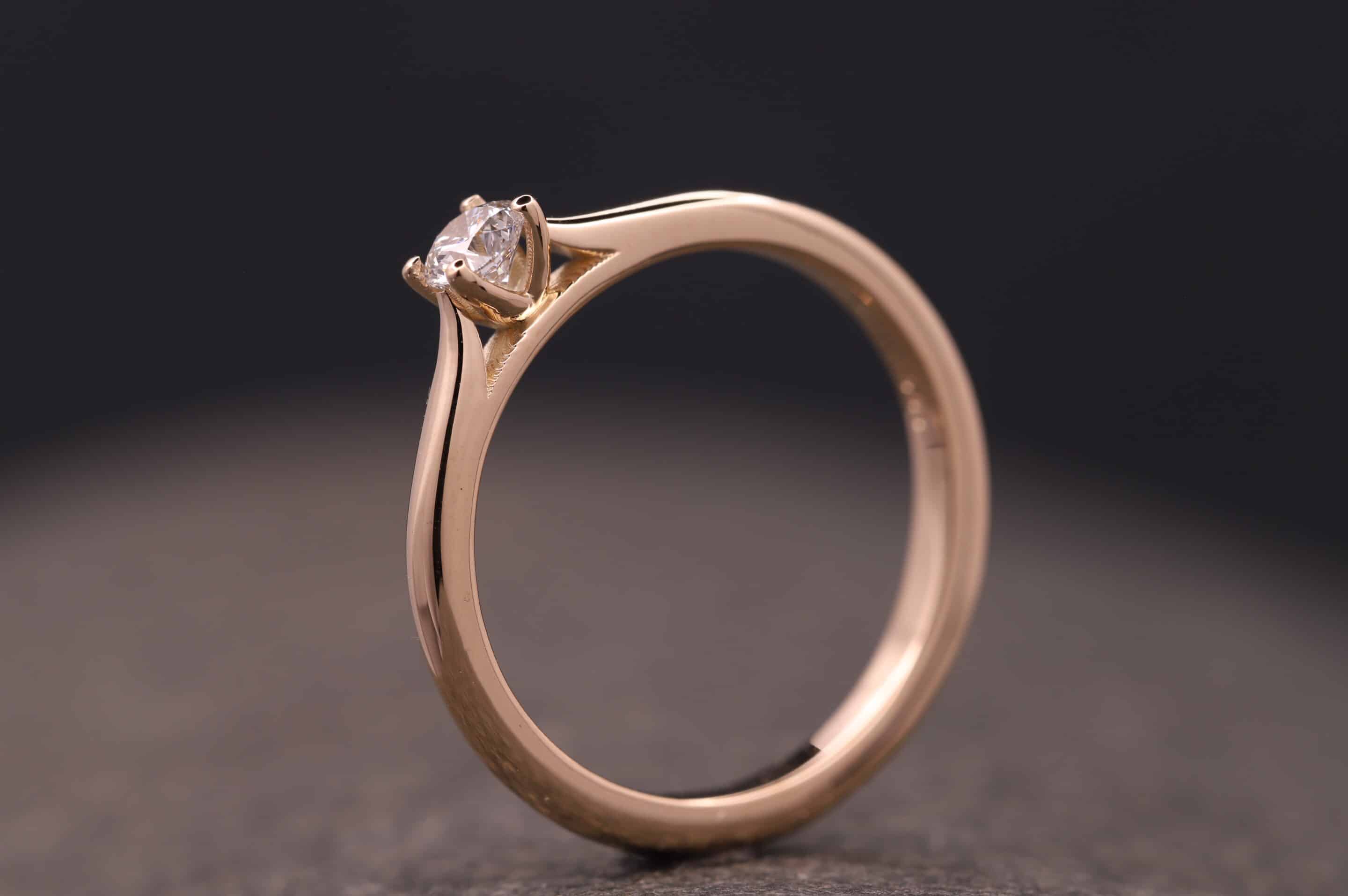 schoener verlobungs ring in rosegold mit diamant in 4-krappen-fassung schmuckgarten aachen