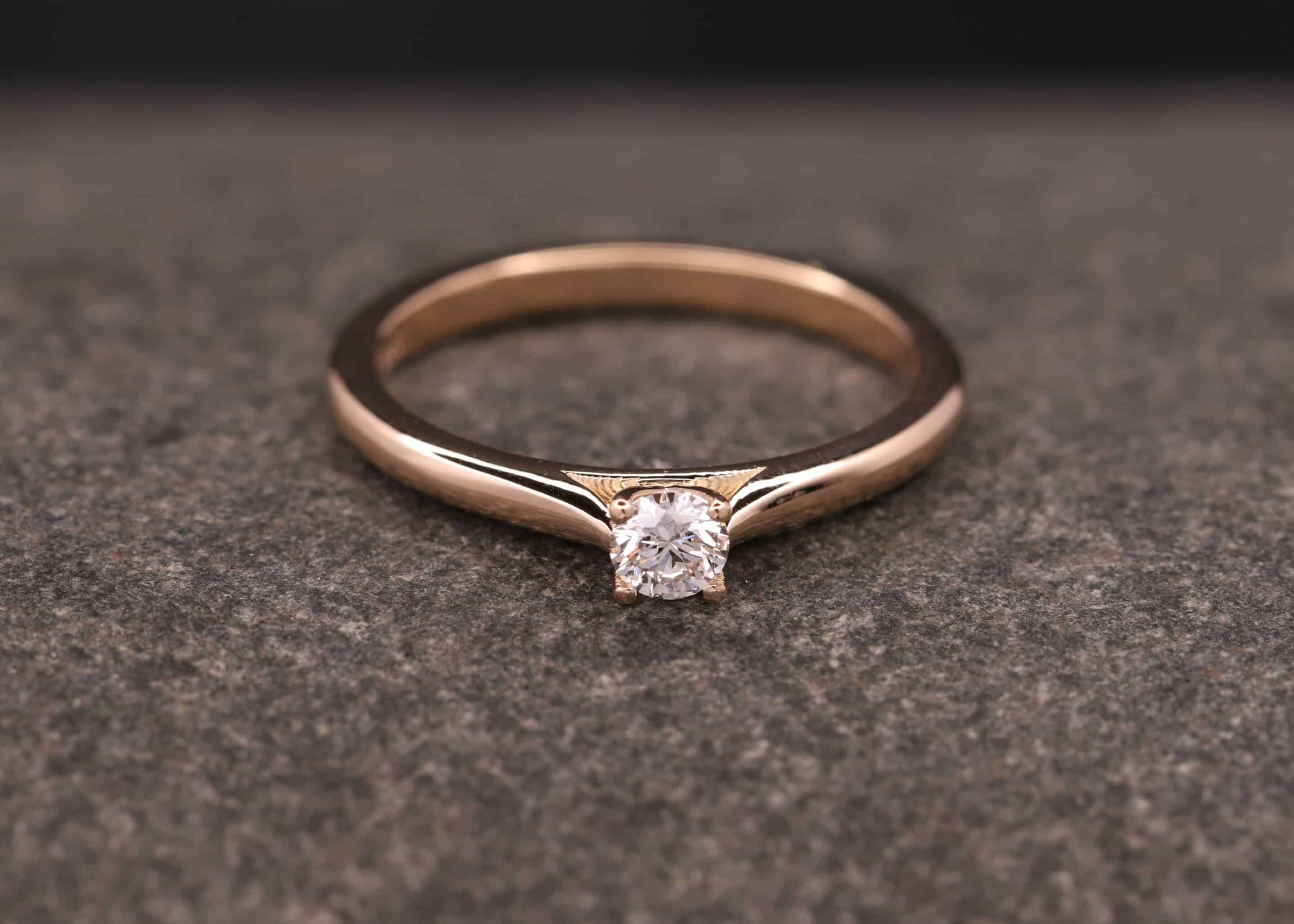 schoener verlobungs ring in rosegold mit diamant in 4-krappen-fassung schmuckgarten aachen