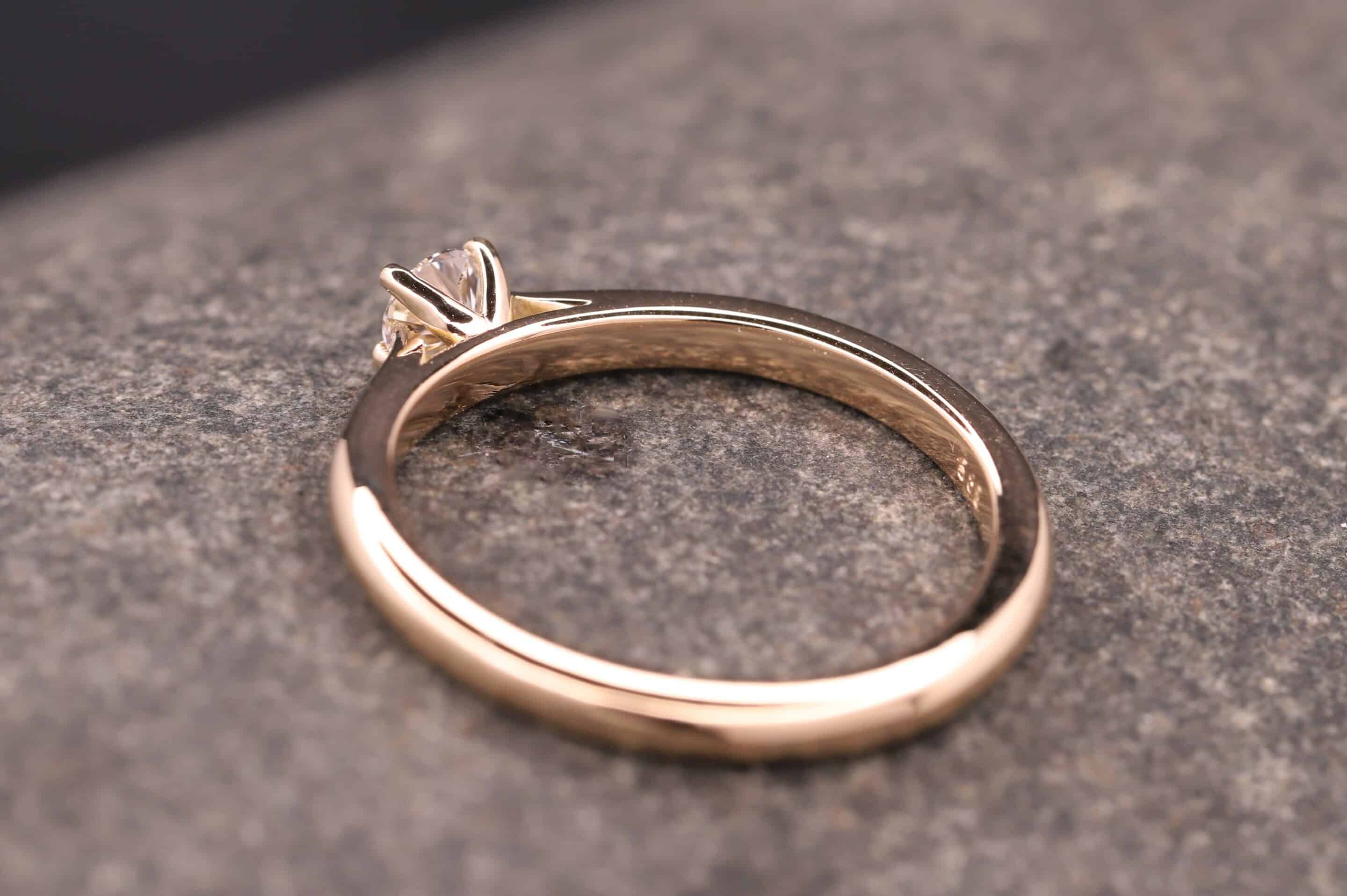 schoener verlobungs ring in rosegold mit diamant in 4-krappen-fassung schmuckgarten aachen