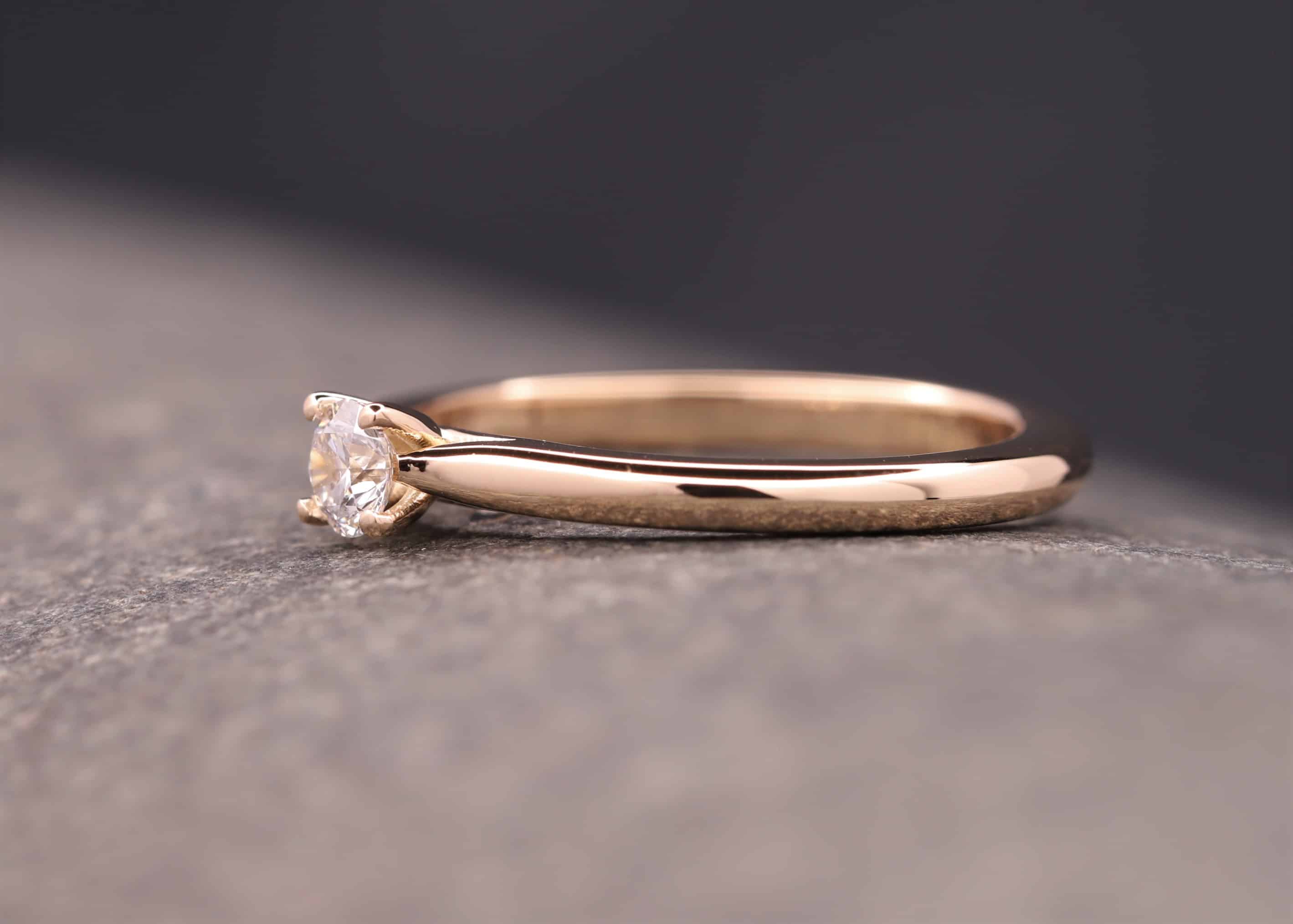 schoener verlobungs ring in rosegold mit diamant in 4-krappen-fassung schmuckgarten aachen