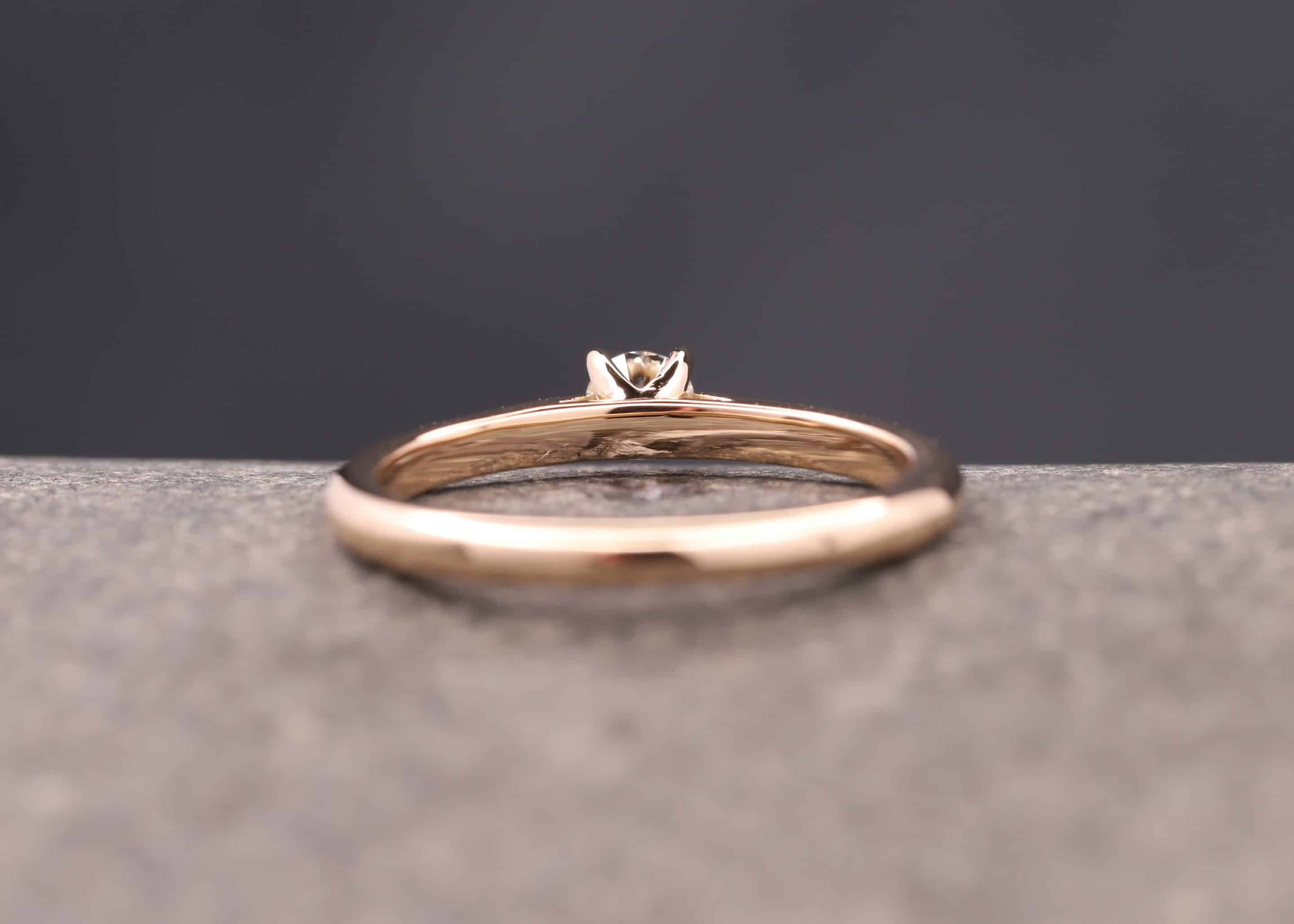 schoener verlobungs ring in rosegold mit diamant in 4-krappen-fassung schmuckgarten aachen