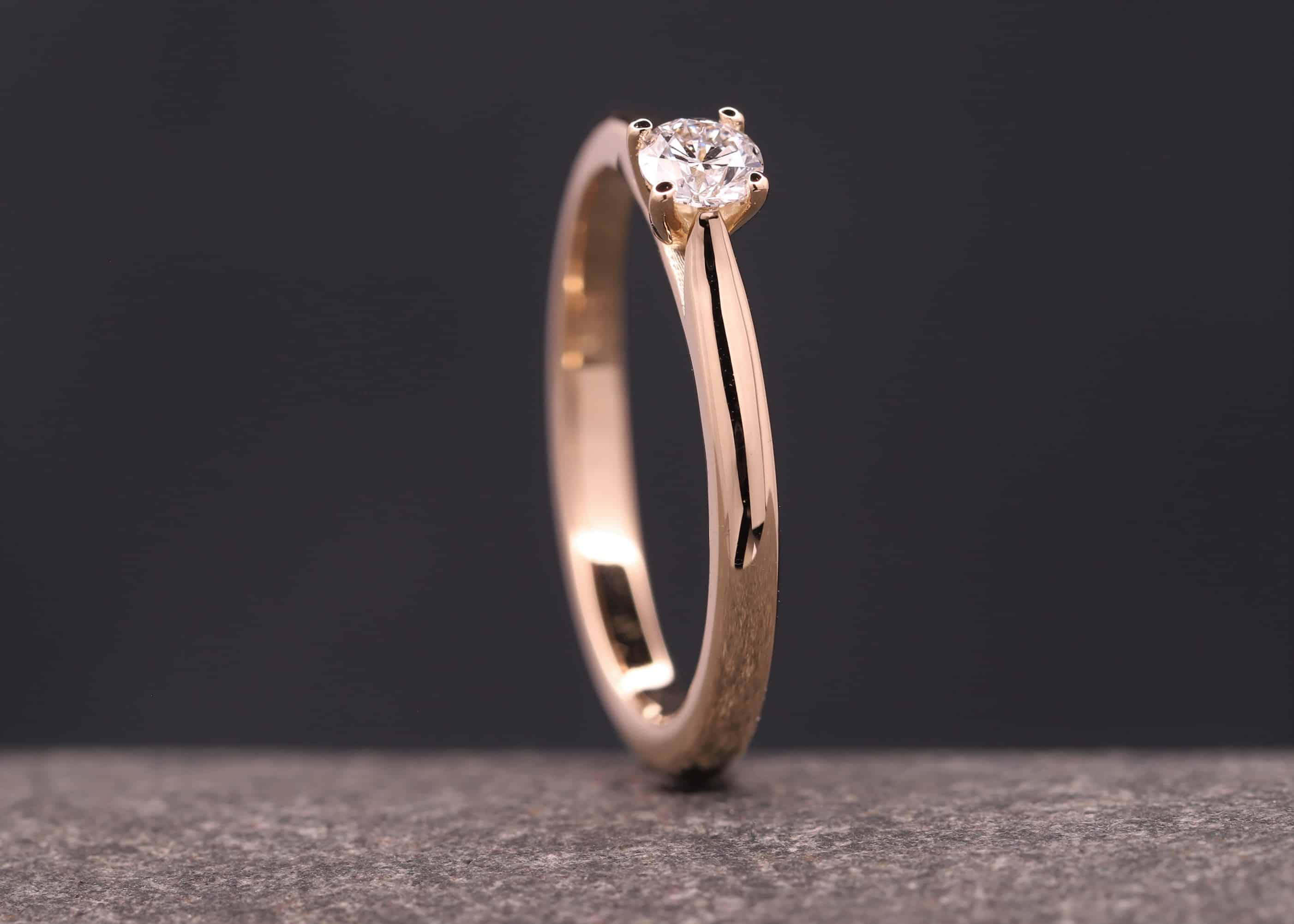 schoener verlobungs ring in rosegold mit diamant in 4-krappen-fassung schmuckgarten aachen