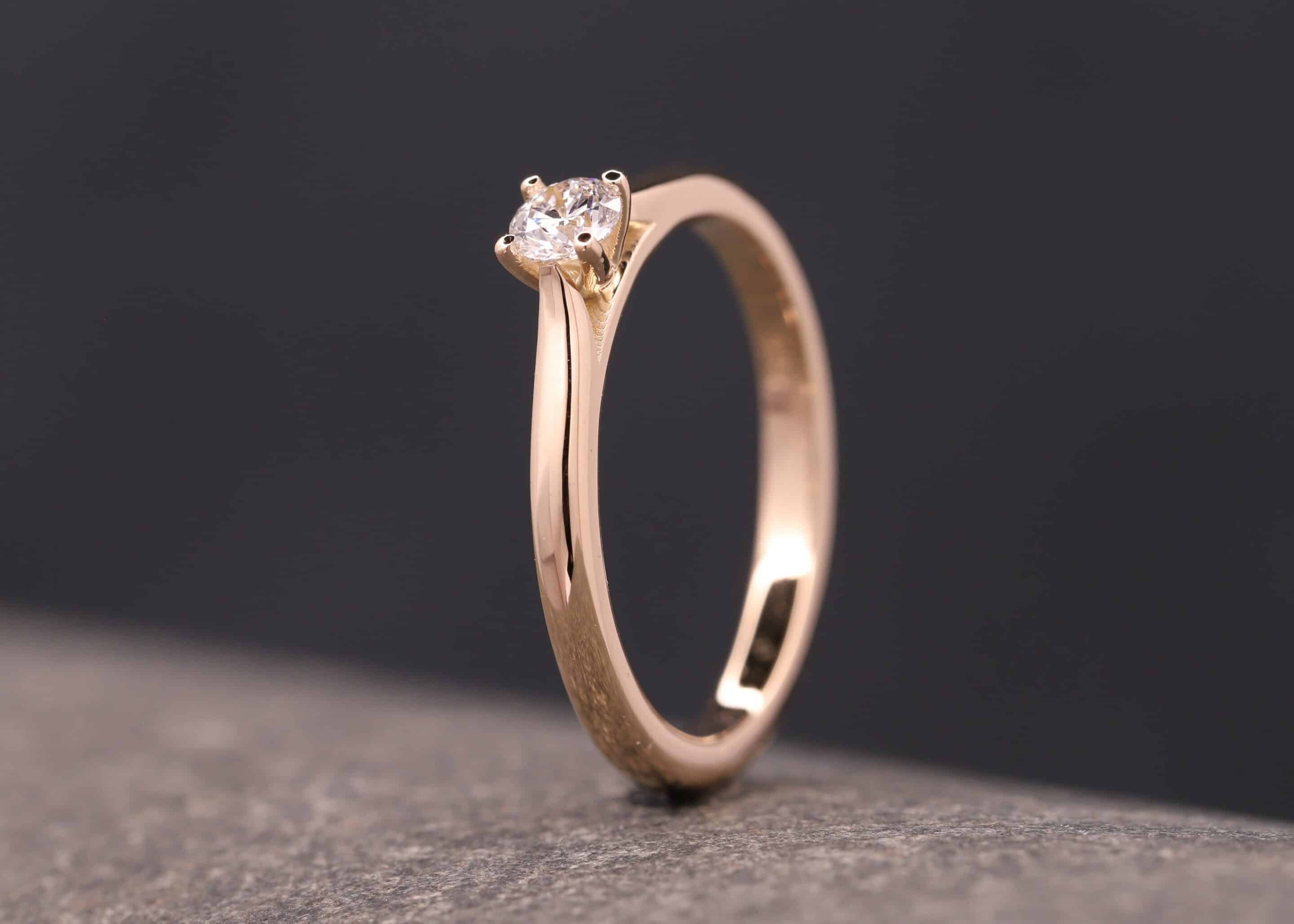 schoener verlobungs ring in rosegold mit diamant in 4-krappen-fassung schmuckgarten aachen