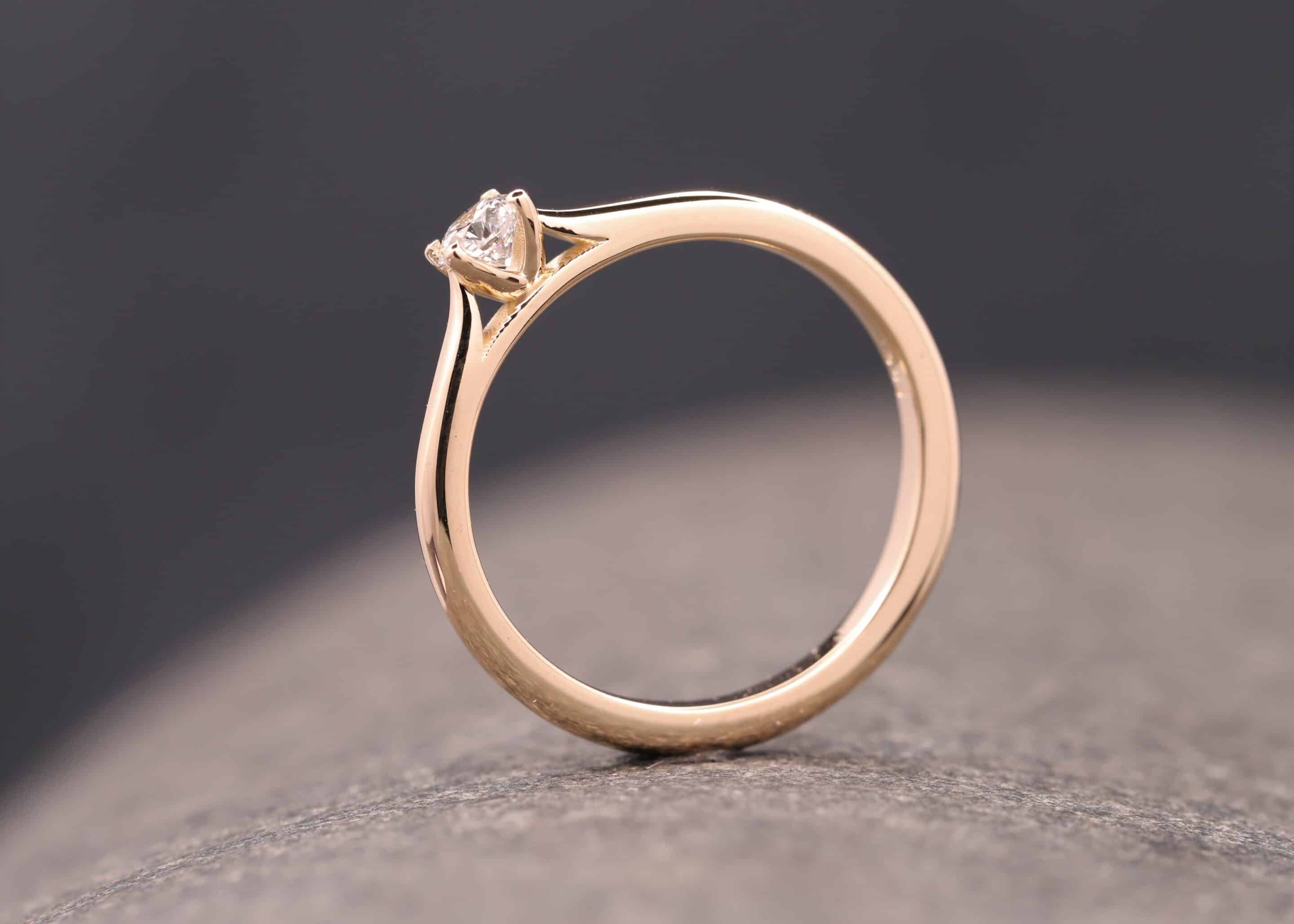 schoener verlobungs ring in rosegold mit diamant in 4-krappen-fassung schmuckgarten aachen