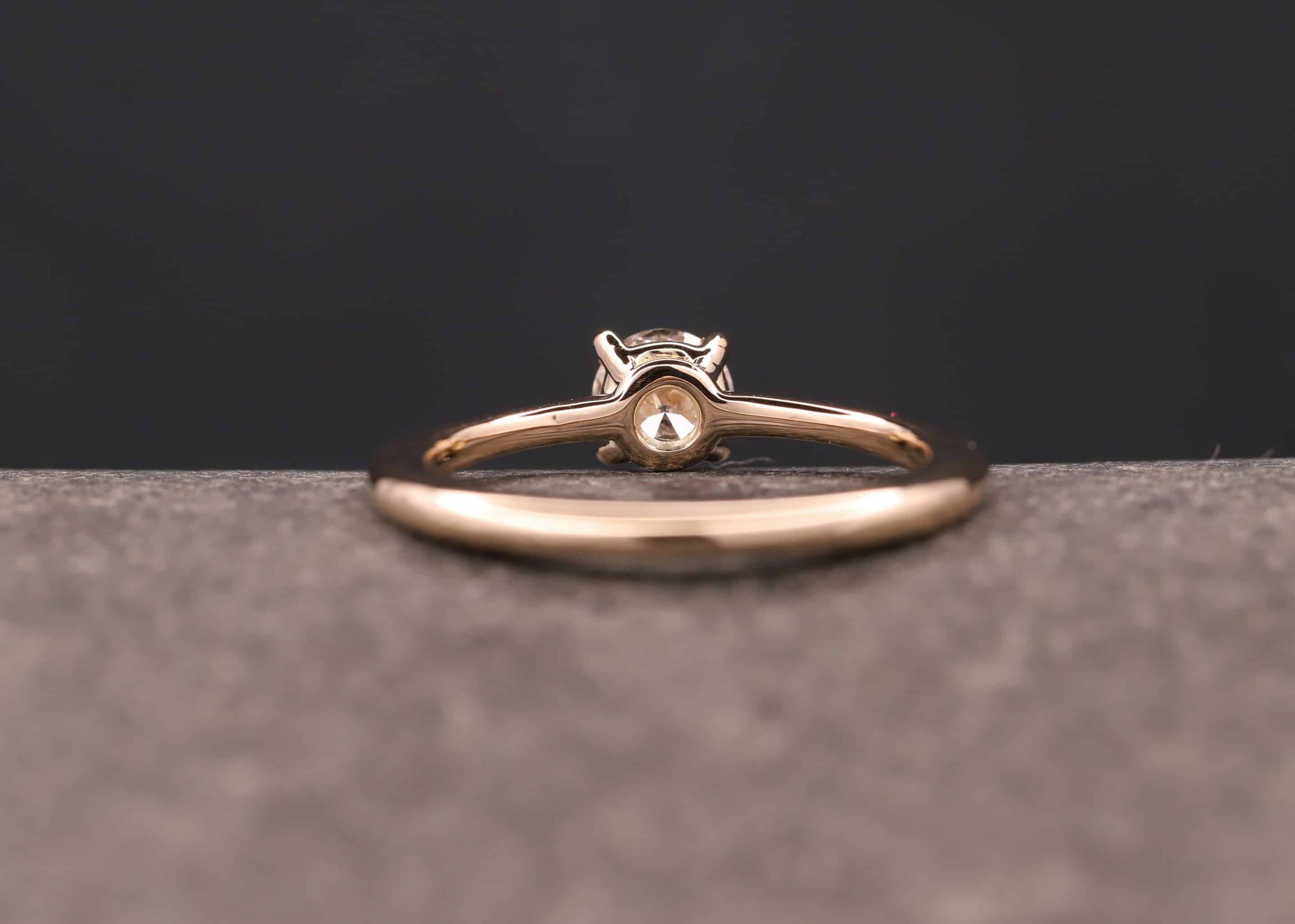 solitaire ring in gold mit brillant hergestellt im schmuchgarten
