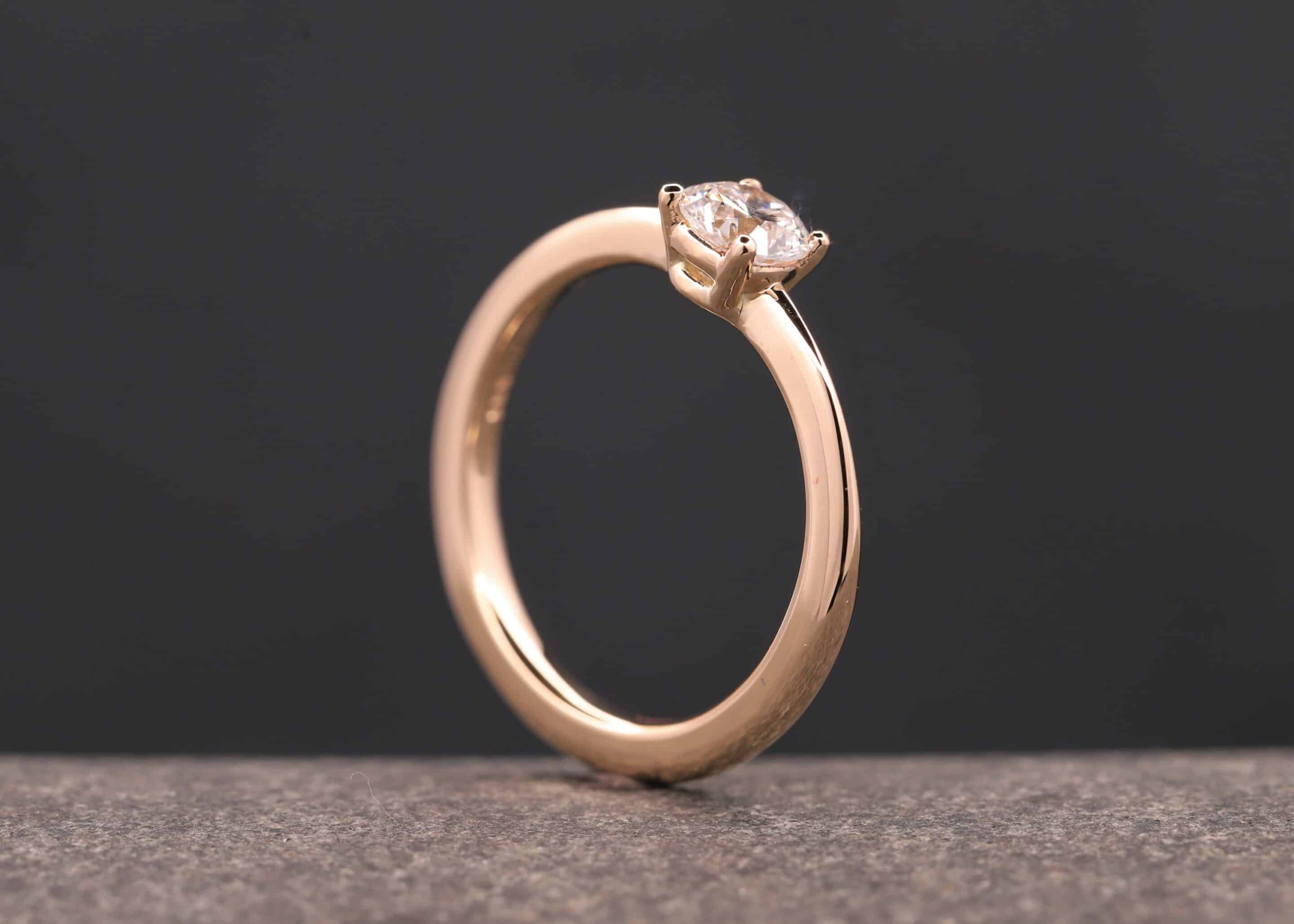 solitaire ring in gold mit brillant hergestellt im schmuchgarten