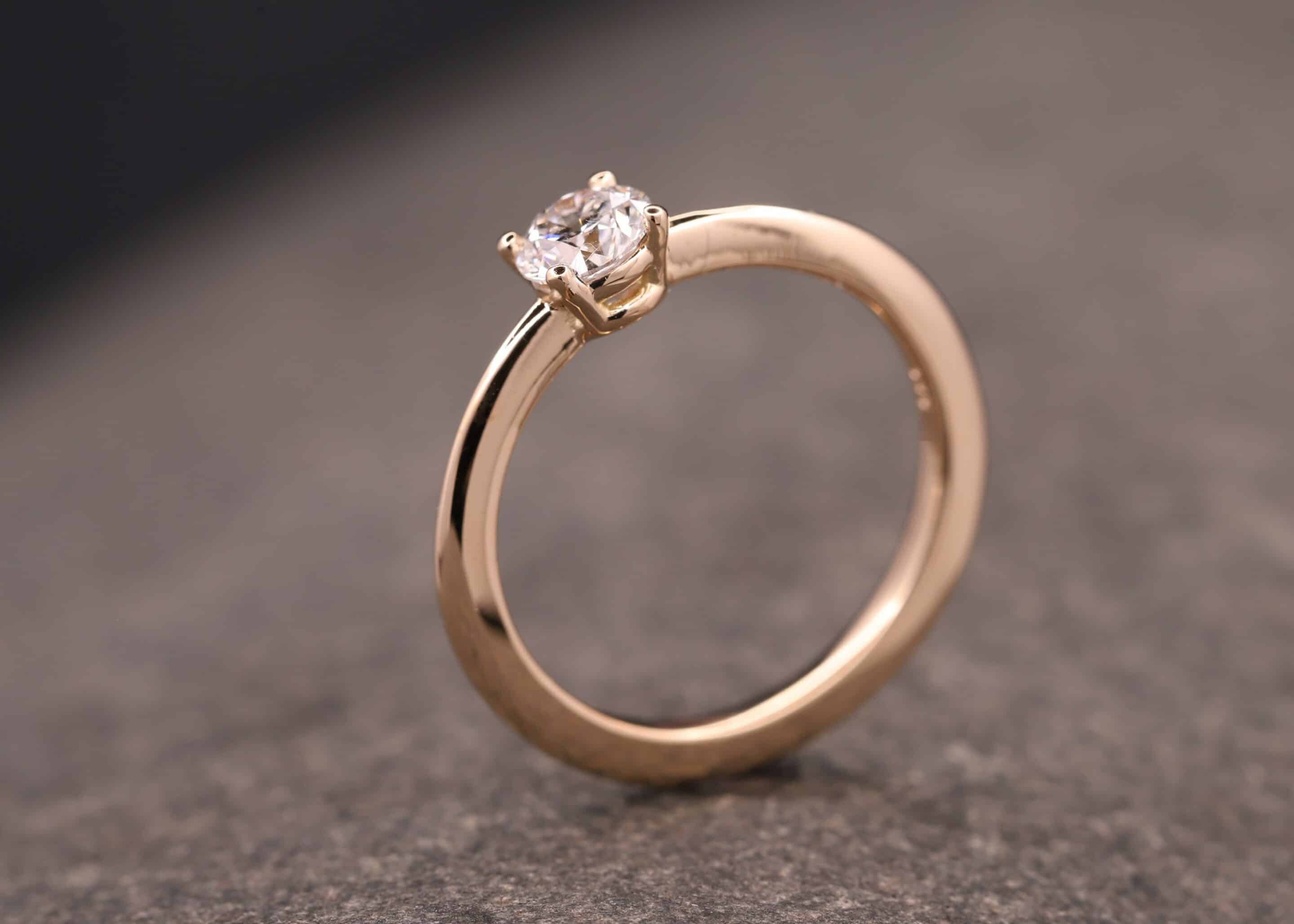 solitaire ring in gold mit brillant hergestellt im schmuchgarten