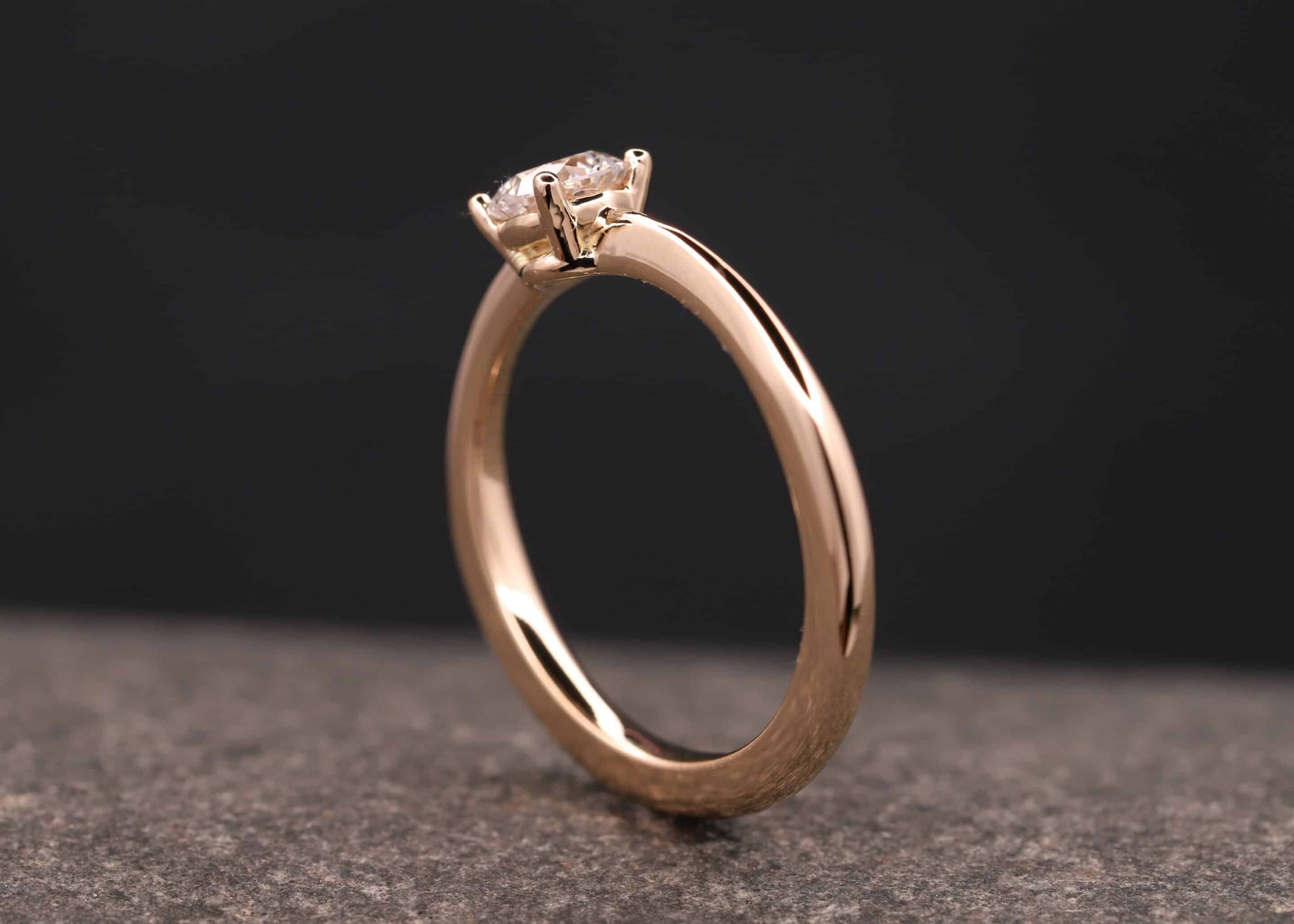solitaire ring in gold mit brillant hergestellt im schmuchgarten