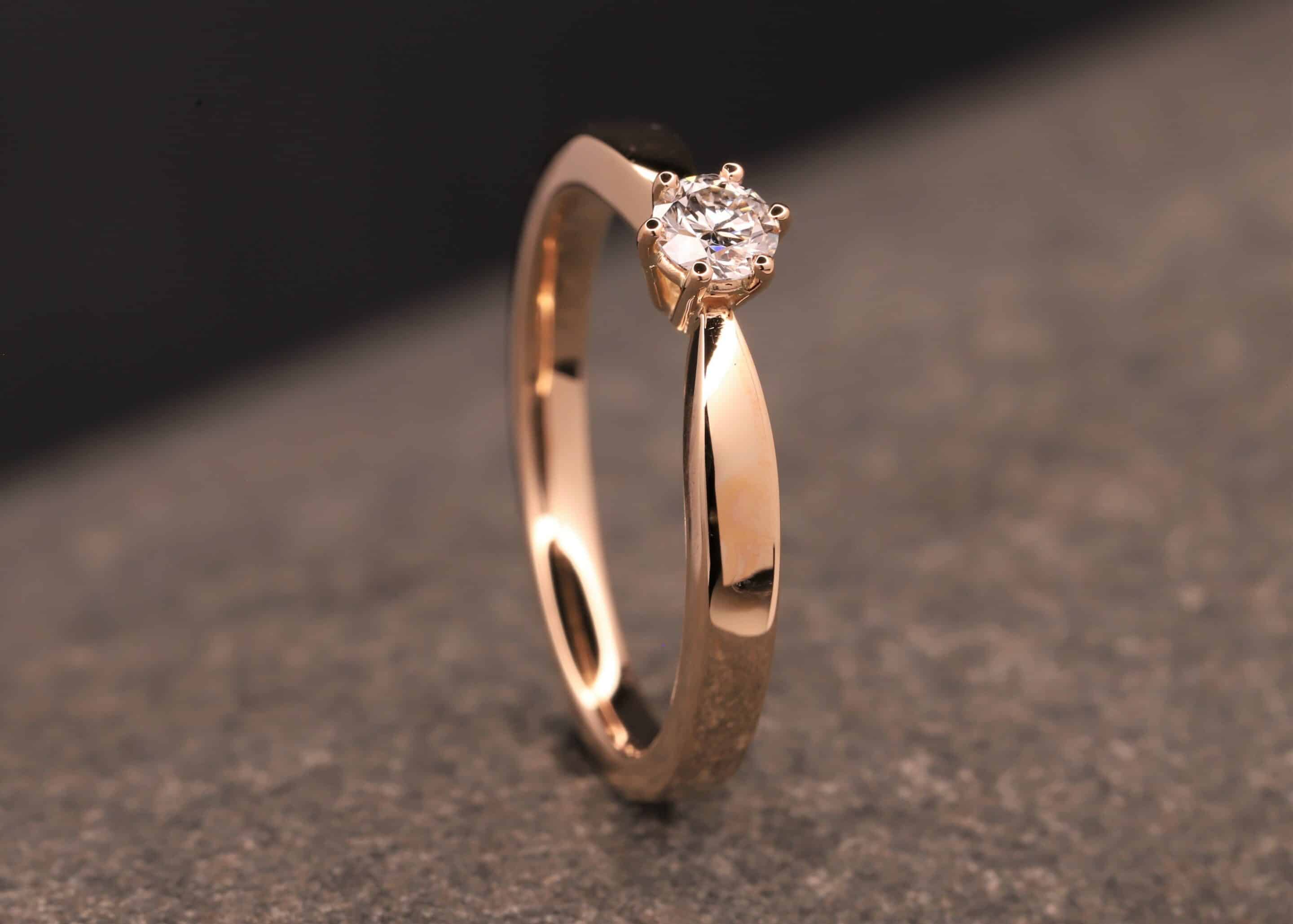polierter rose gold verlobungs ring mit brillant hergestellt im schmuckgarten