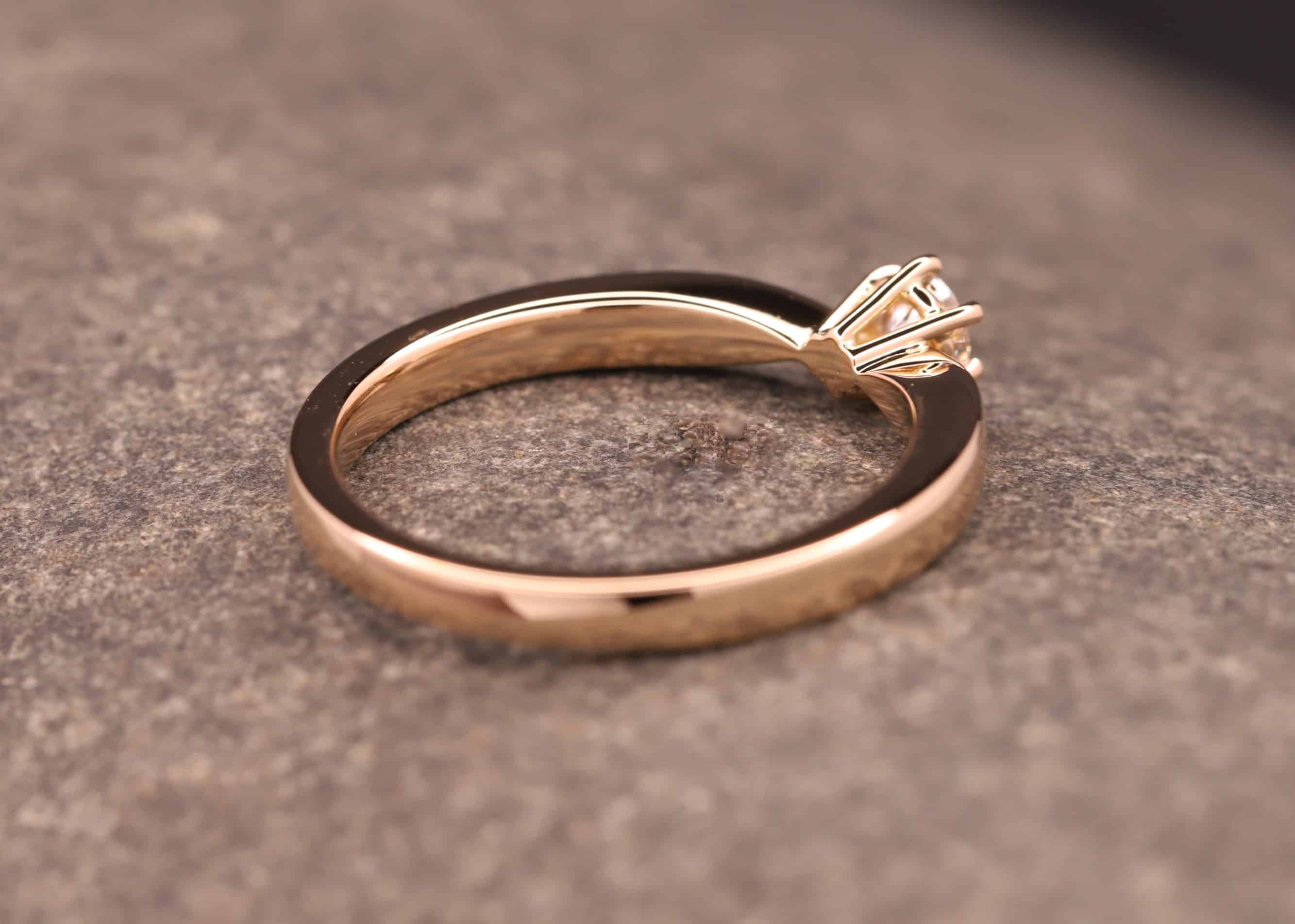 polierter rose gold verlobungs ring mit brillant hergestellt im schmuckgarten