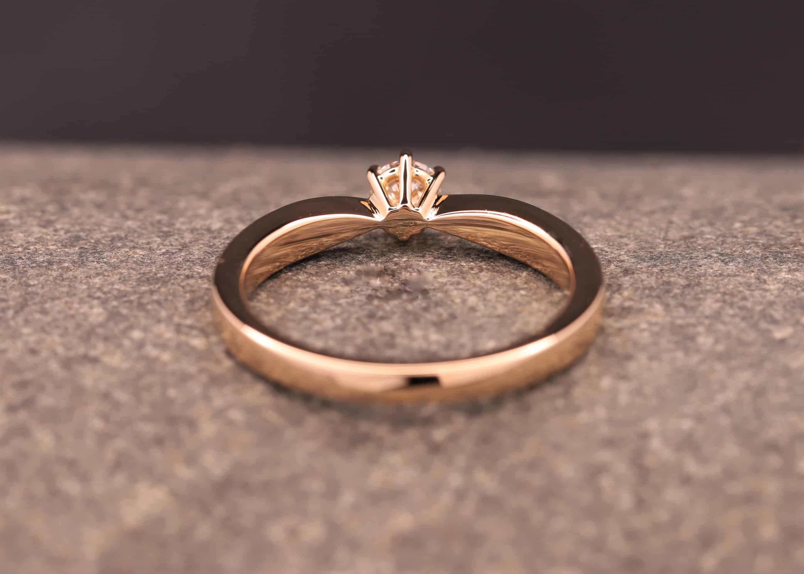 polierter rose gold verlobungs ring mit brillant hergestellt im schmuckgarten