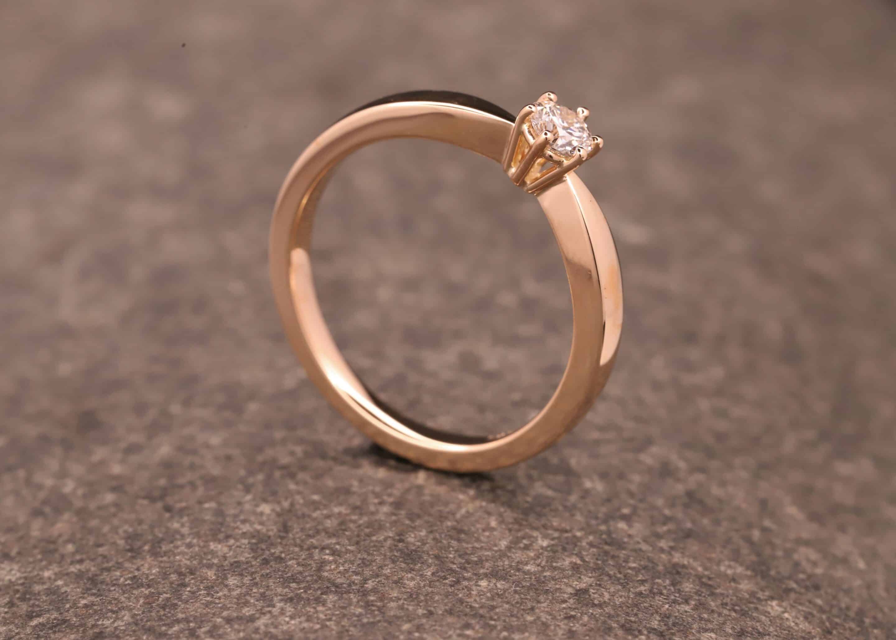 polierter rose gold verlobungs ring mit brillant hergestellt im schmuckgarten