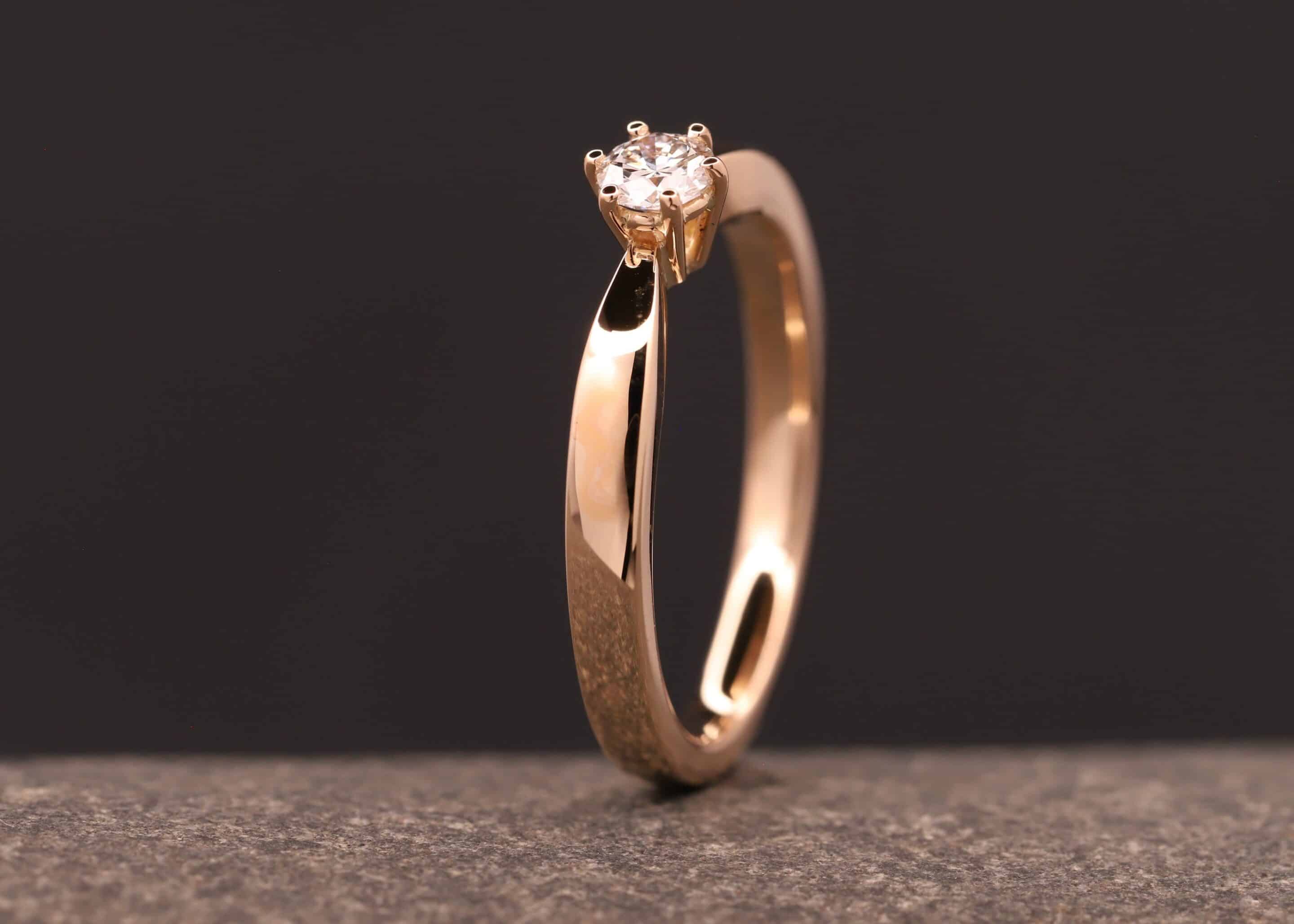 polierter rose gold verlobungs ring mit brillant hergestellt im schmuckgarten