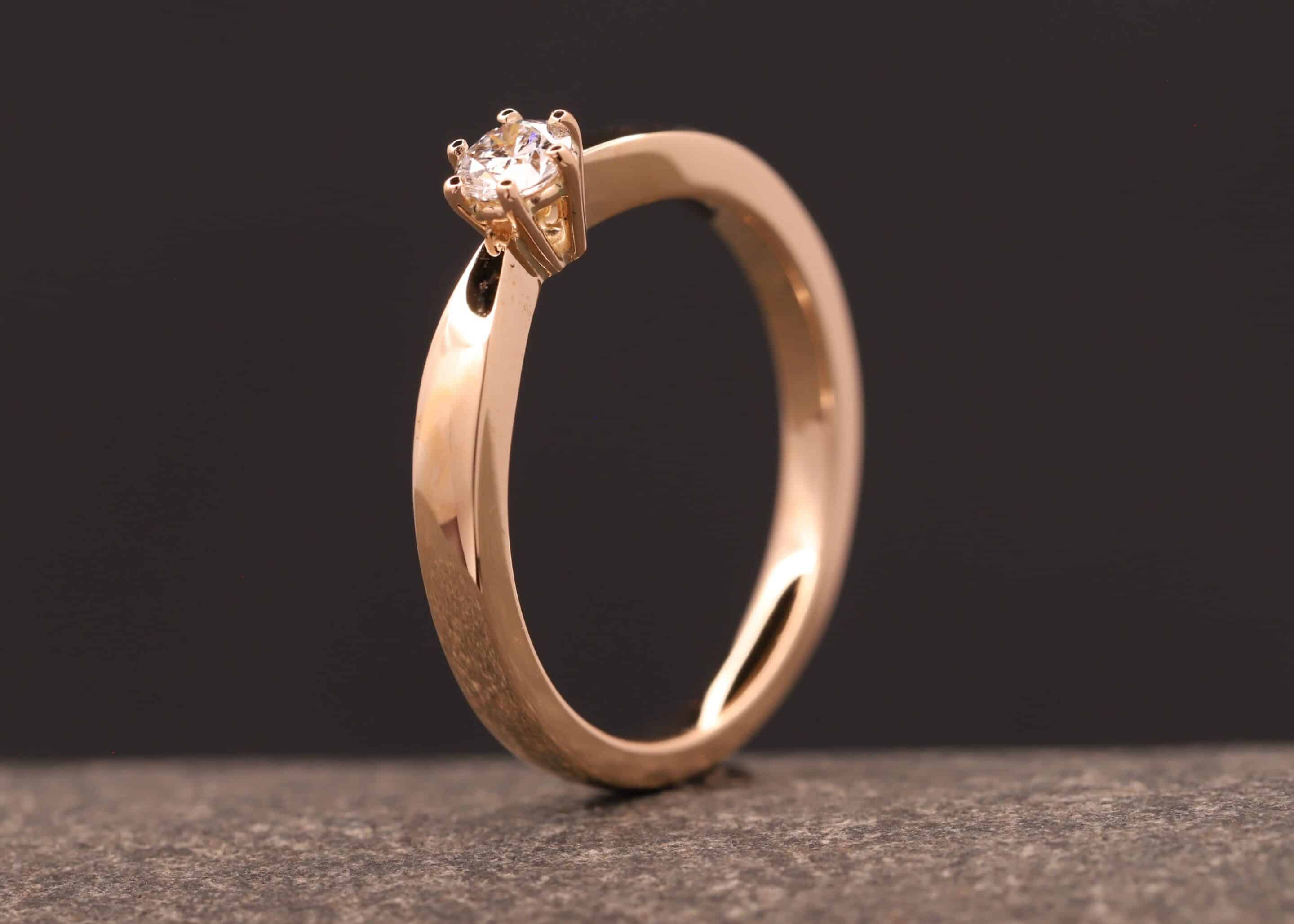 polierter rose gold verlobungs ring mit brillant hergestellt im schmuckgarten