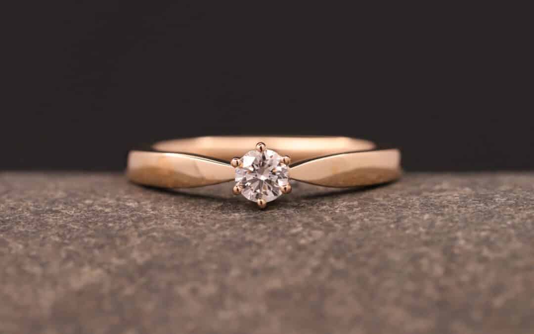 Verlobungsring 585er Rosegold mit 0,22ct synthetischem Diamanten im Brillantschliff