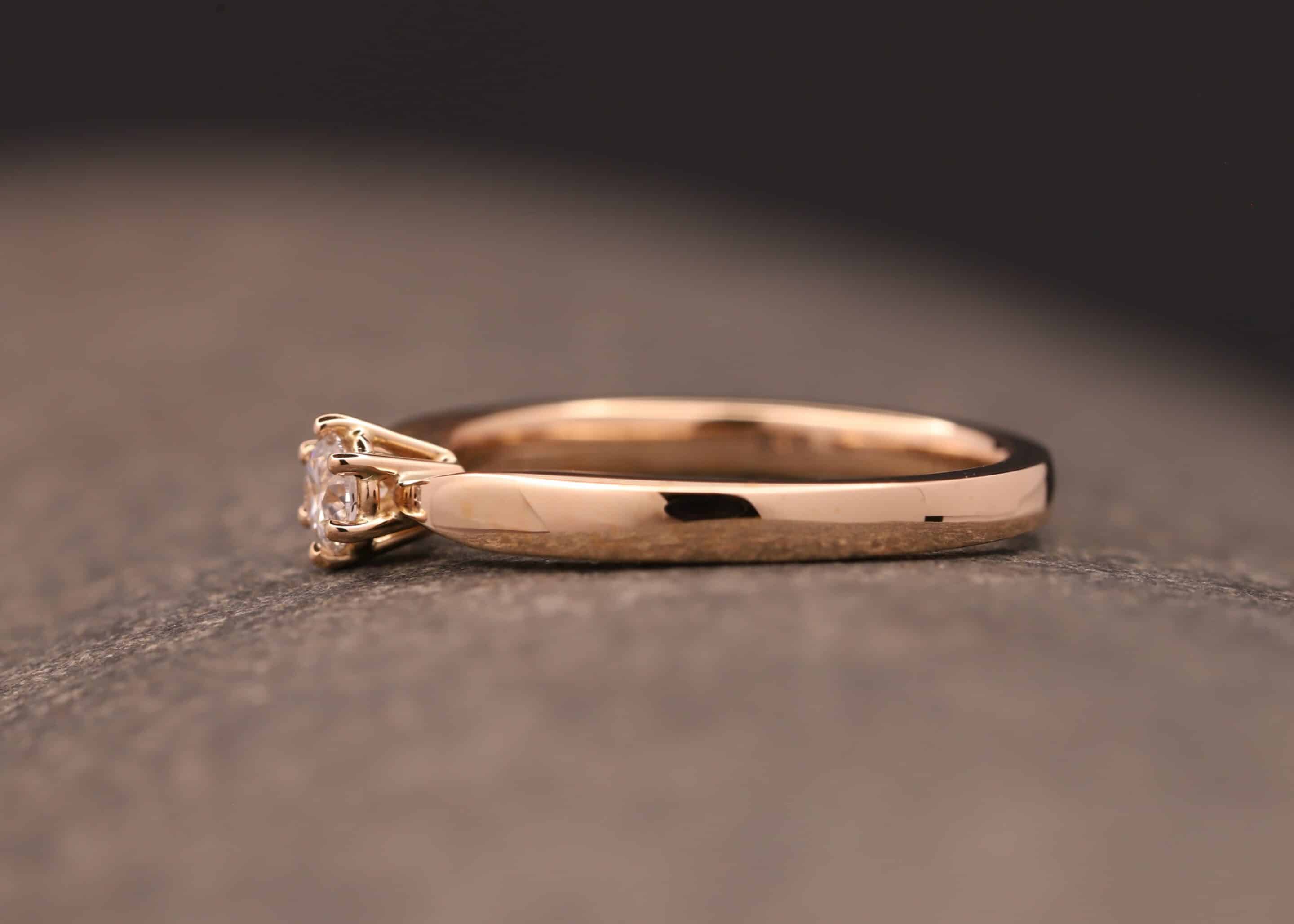 polierter rose gold verlobungs ring mit brillant hergestellt im schmuckgarten