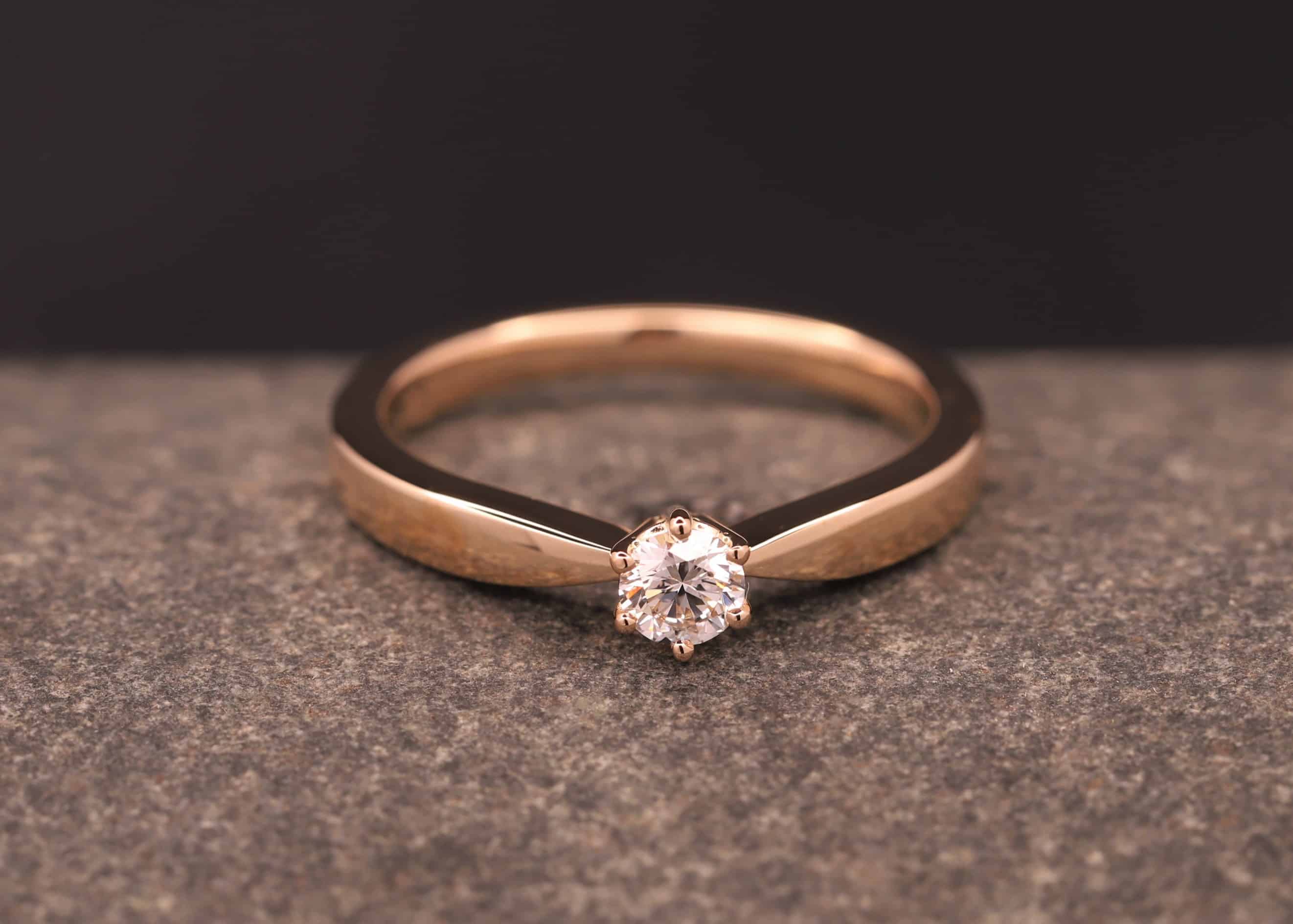 polierter rose gold verlobungs ring mit brillant hergestellt im schmuckgarten