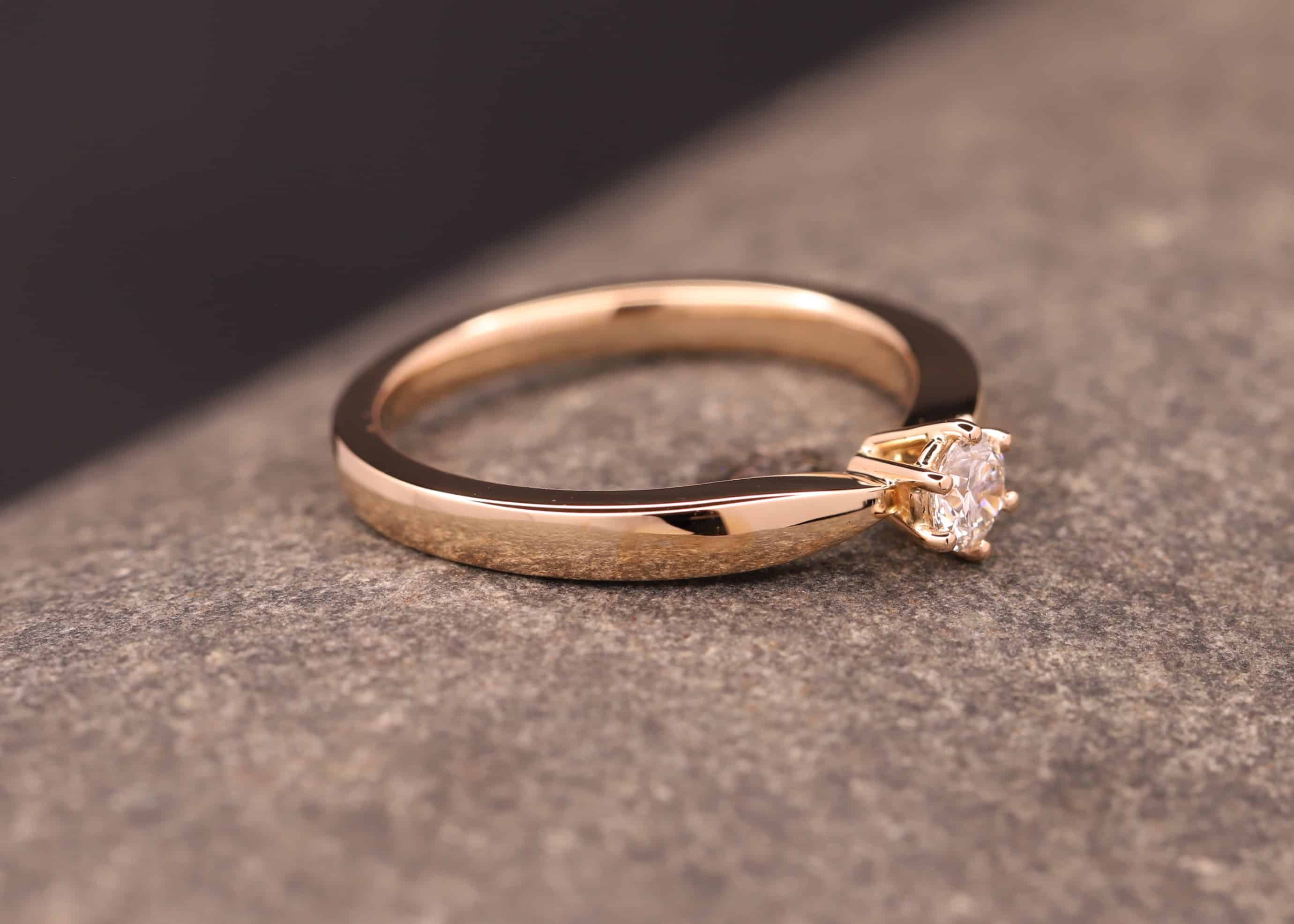 polierter rose gold verlobungs ring mit brillant hergestellt im schmuckgarten