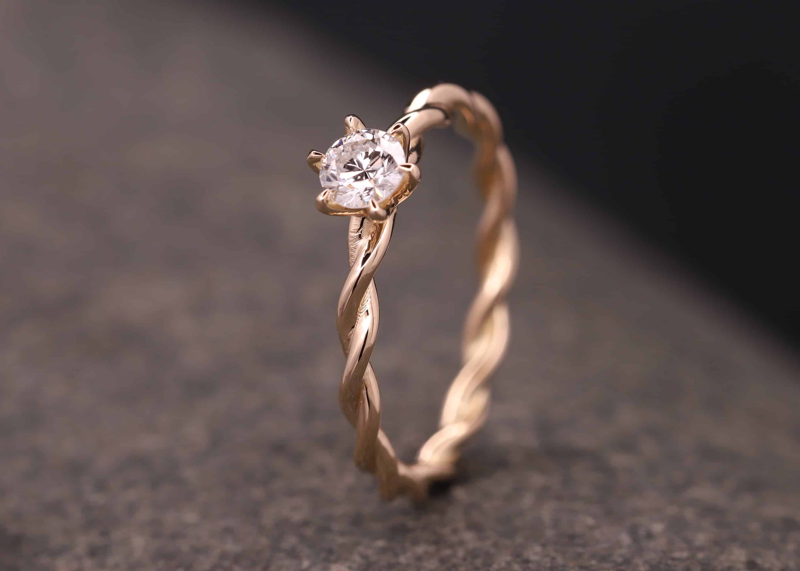 gedrehter ring - kordiert - aus 585 gold mit diamant in krappen-fassung stolberg