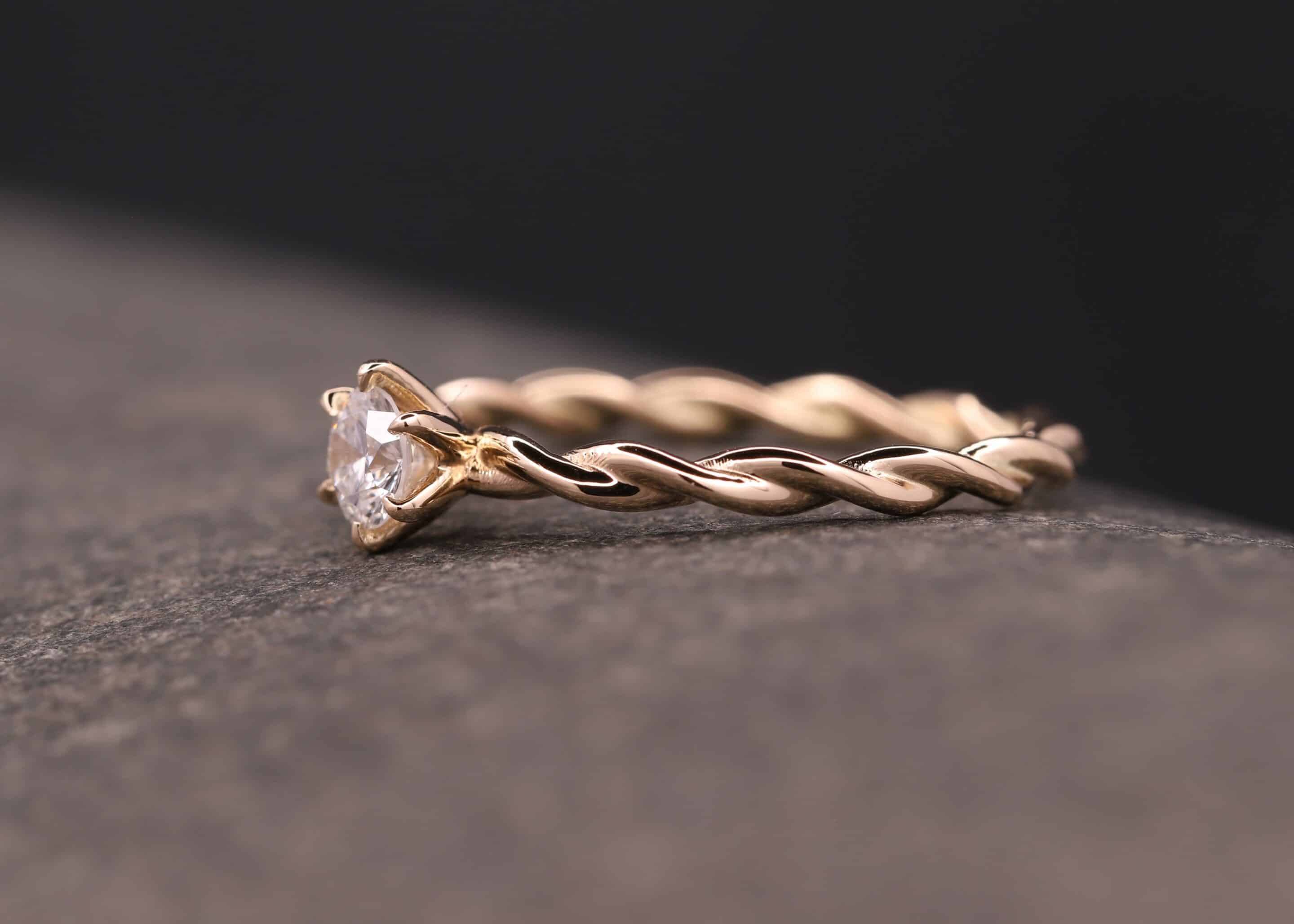 gedrehter ring - kordiert - aus 585 gold mit diamant in krappen-fassung stolberg