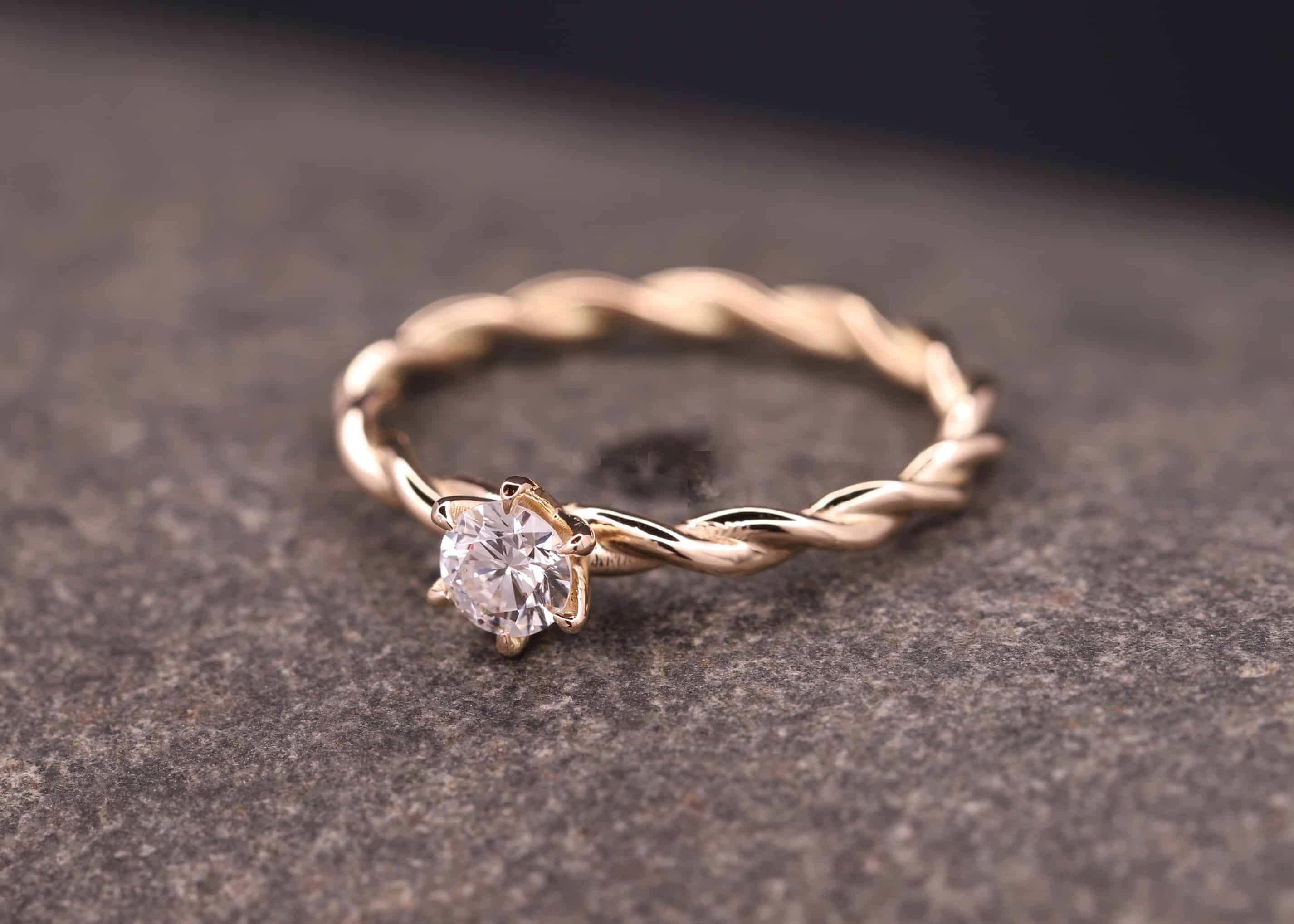 gedrehter ring - kordiert - aus 585 gold mit diamant in krappen-fassung stolberg