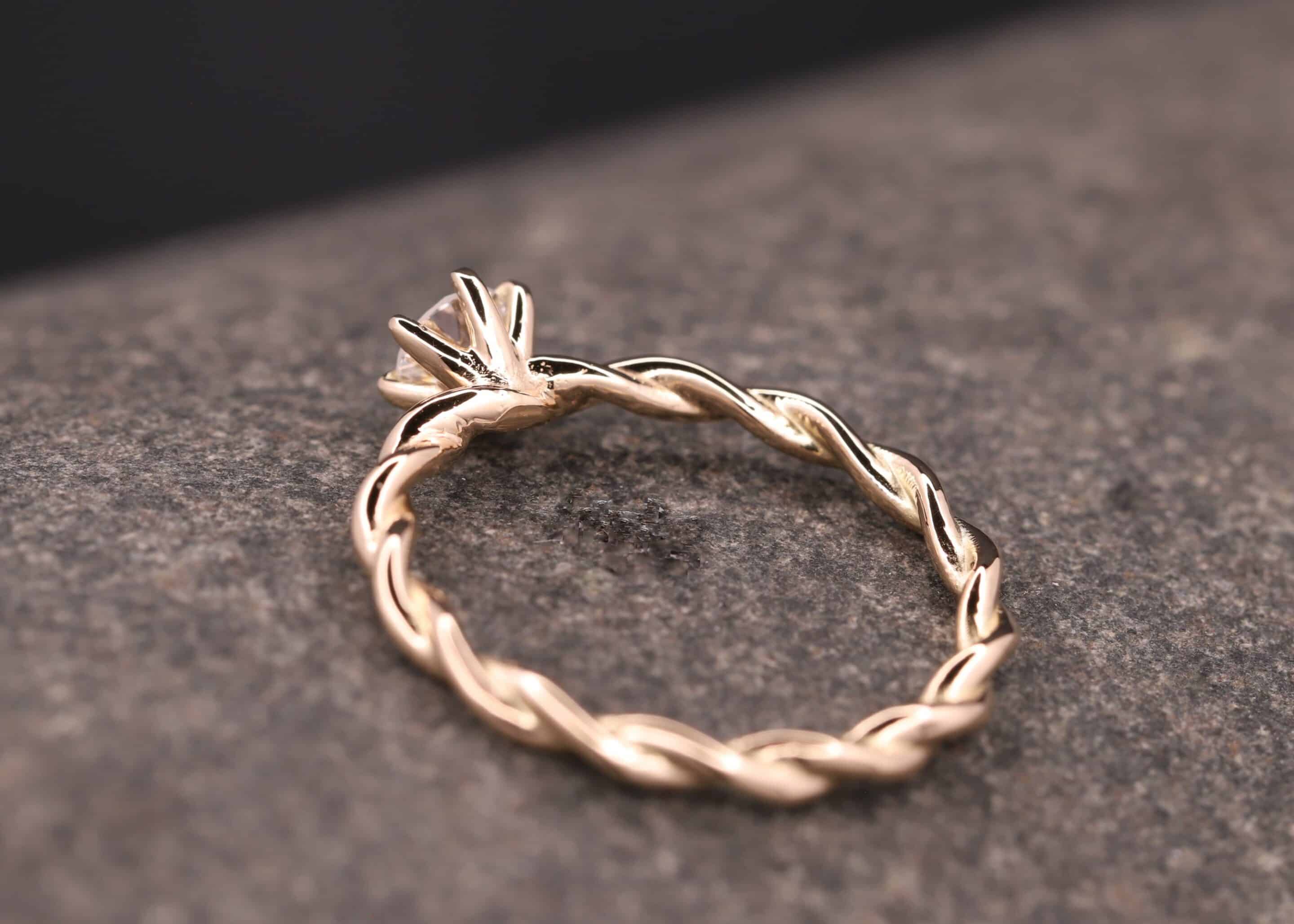 gedrehter ring - kordiert - aus 585 gold mit diamant in krappen-fassung stolberg