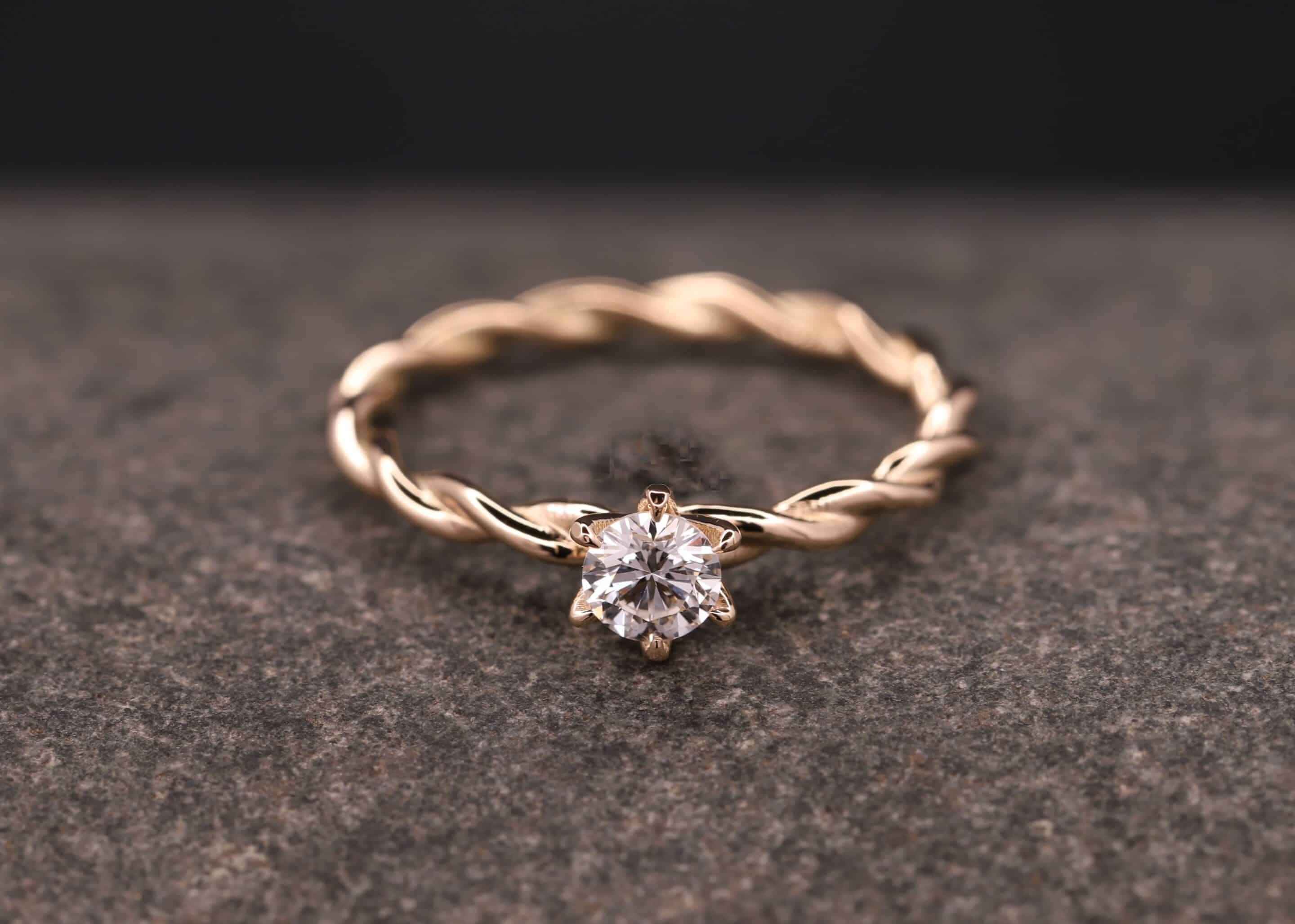 gedrehter ring - kordiert - aus 585 gold mit diamant in krappen-fassung stolberg