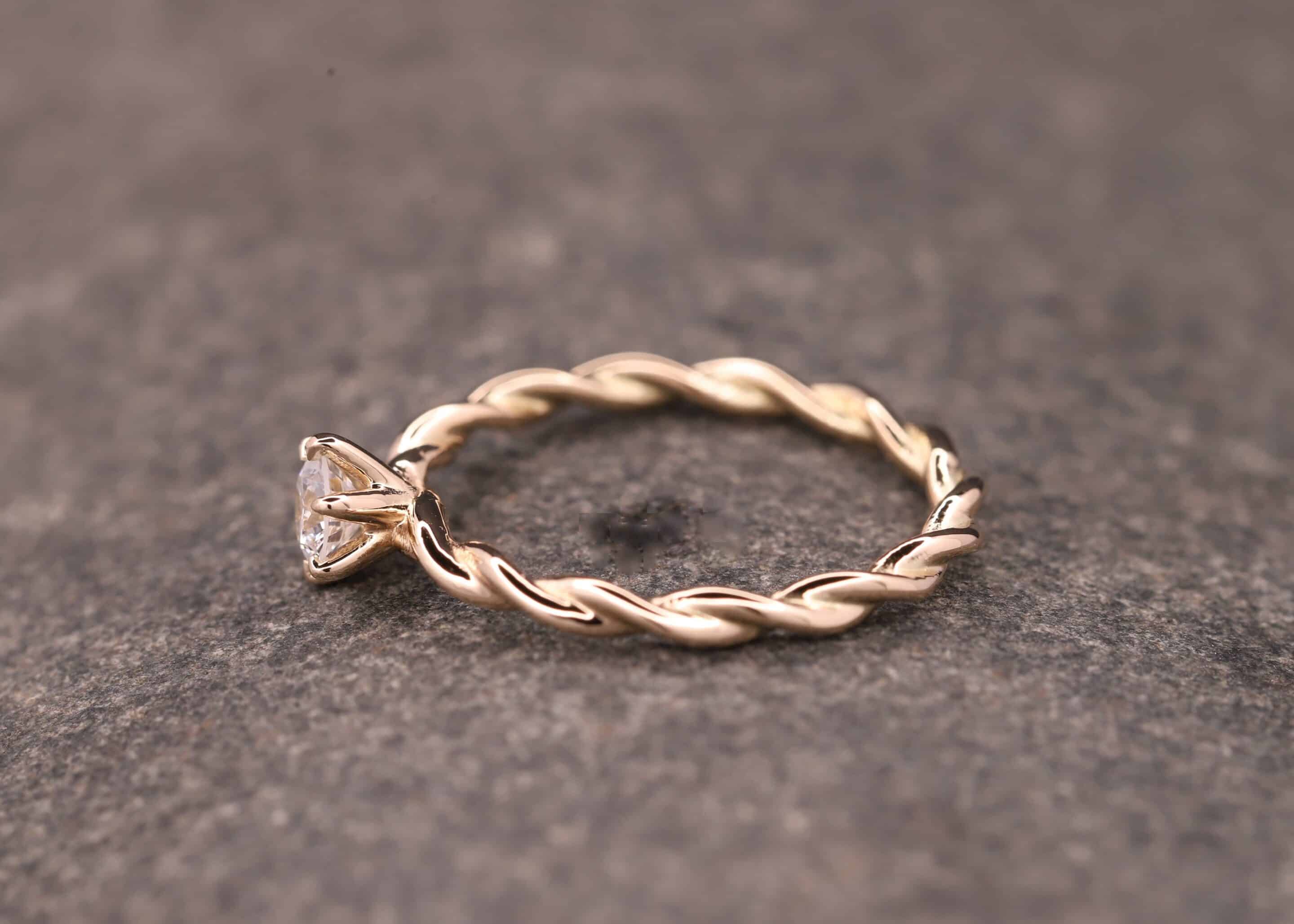 gedrehter ring - kordiert - aus 585 gold mit diamant in krappen-fassung stolberg
