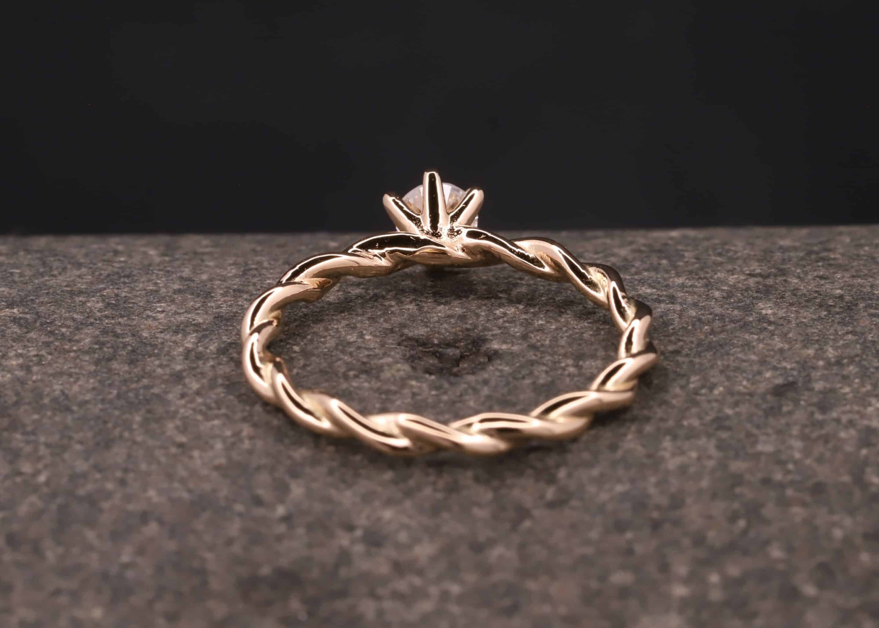 gedrehter ring aus 585 gold mit diamant in krappen-fassung stolberg