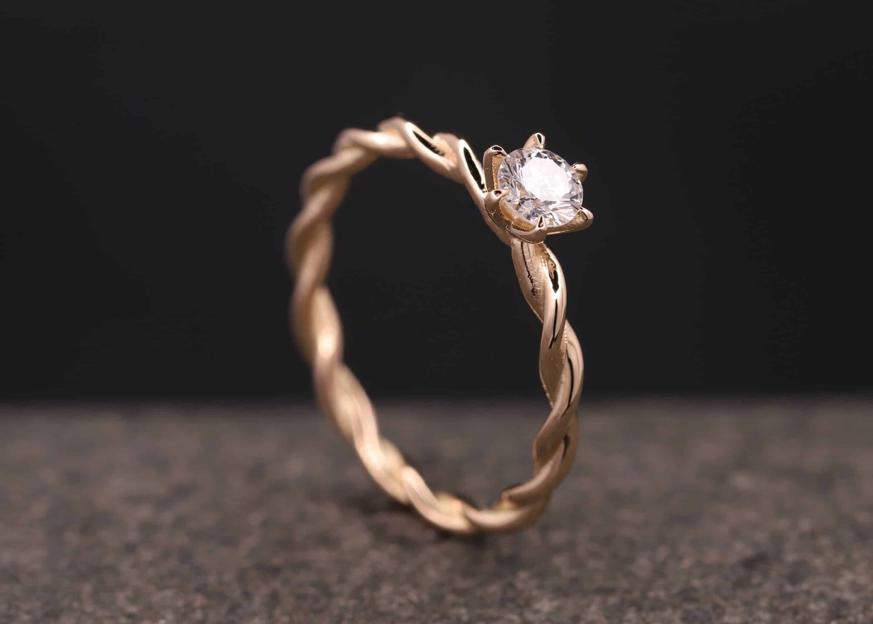 gedrehter ring aus 585 gold mit diamant in krappen-fassung stolberg