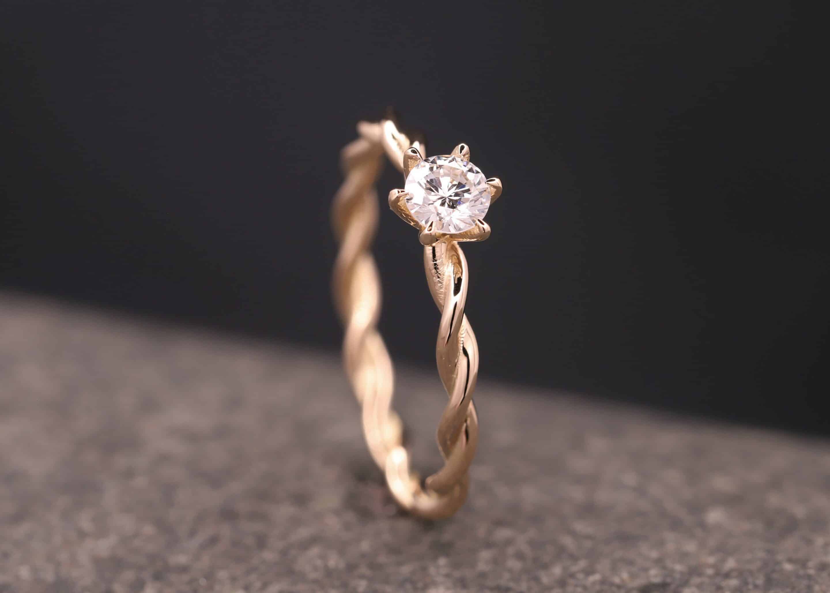 gedrehter ring aus 585 gold mit diamant in krappen-fassung stolberg