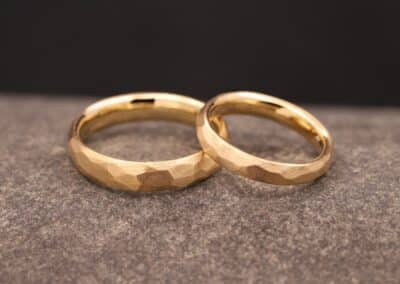 hochzeit ringe aus gold mit facetten geschliffen anfertigung aus dem schmuckgarten