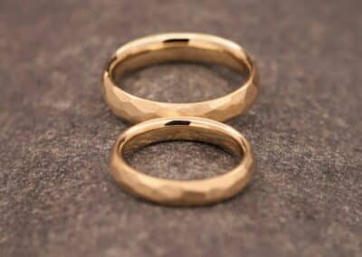 hochzeit ringe aus gold mit facetten geschliffen anfertigung aus dem schmuckgarten