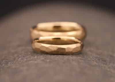 hochzeit ringe aus gold mit facetten geschliffen anfertigung aus dem schmuckgarten