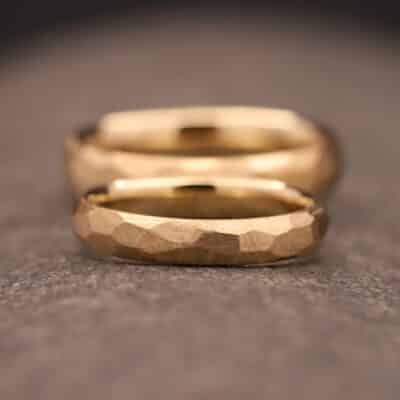 hochzeit ringe aus gold mit facetten geschliffen anfertigung aus dem schmuckgarten