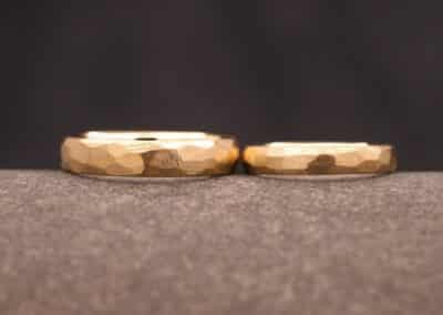 hochzeit ringe aus gold mit facetten geschliffen anfertigung aus dem schmuckgarten