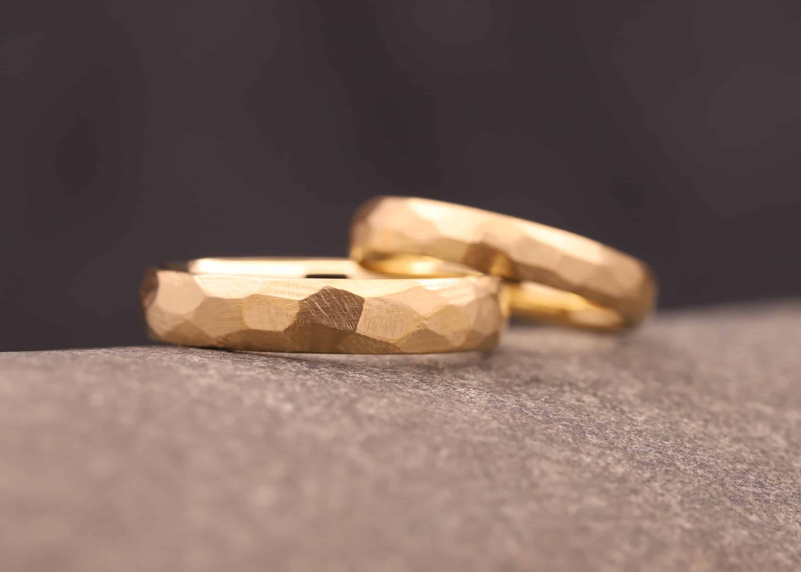 hochzeit ringe aus gold mit facetten geschliffen anfertigung aus dem schmuckgarten