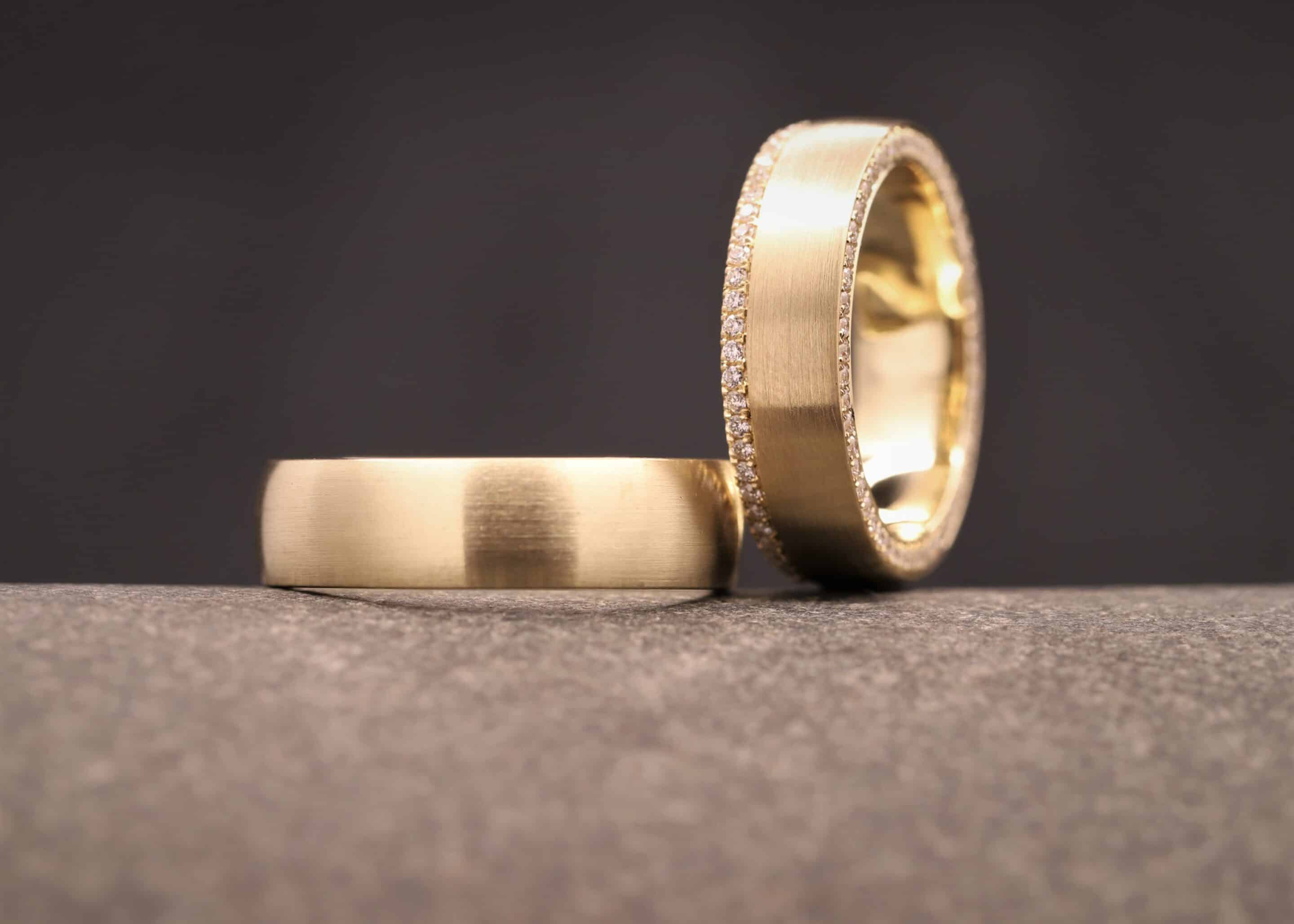 besonderere gold trauringe mit diamanten im damenring eine anfertigung aus dem schmuckgarten bei aachen