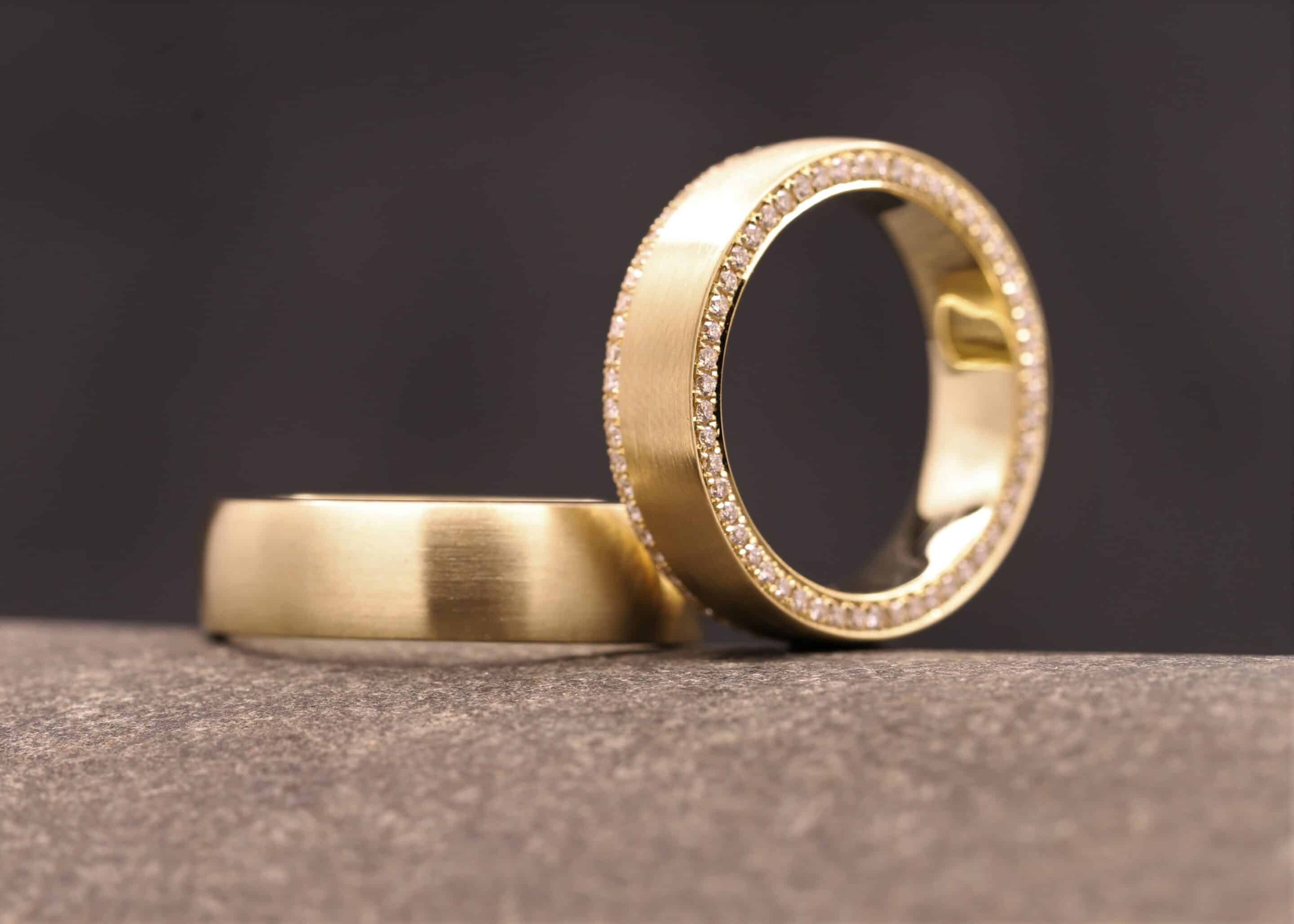 besonderere gold trauringe mit diamanten im damenring eine anfertigung aus dem schmuckgarten bei aachen