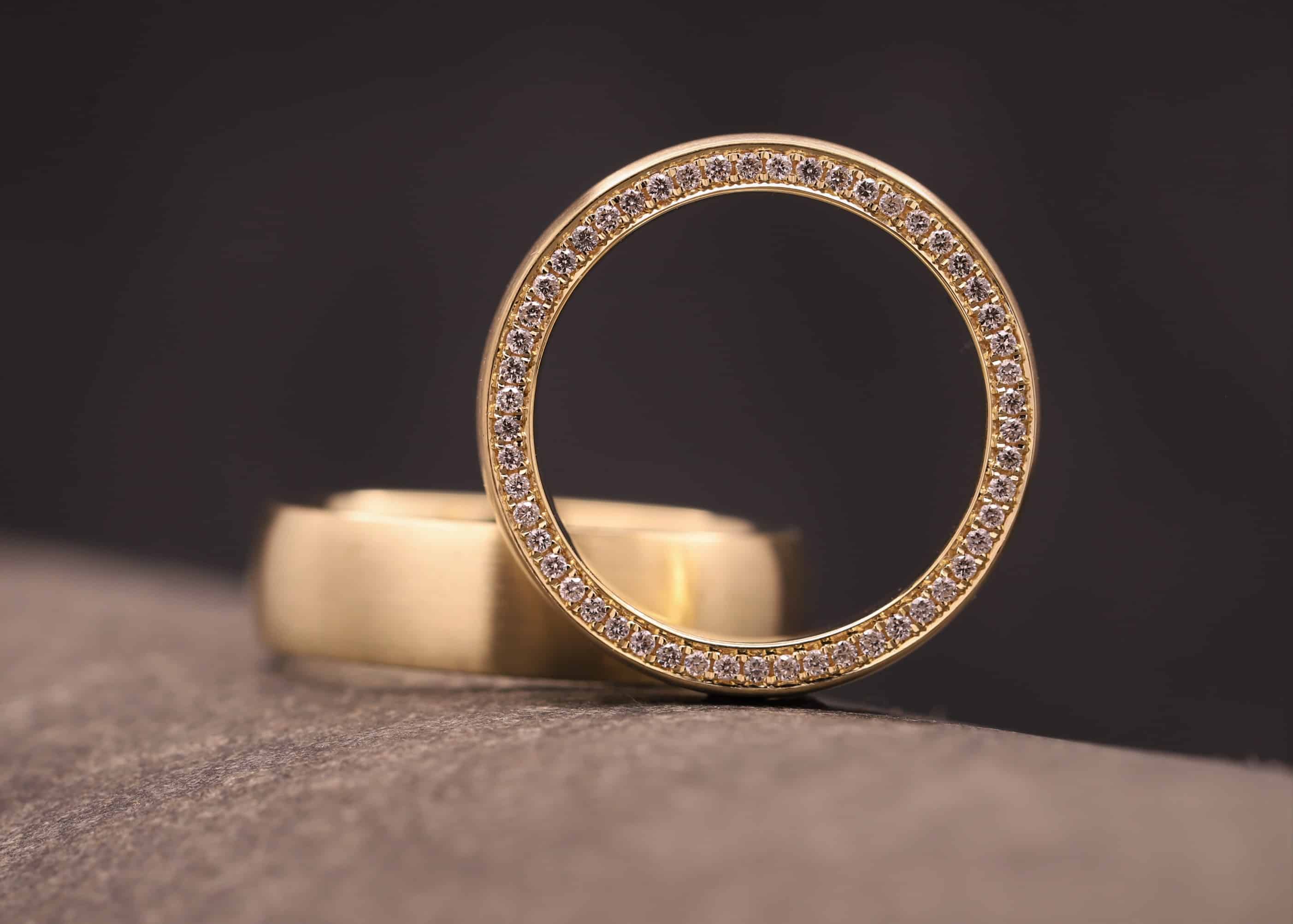besonderere gold trauringe mit diamanten im damenring eine anfertigung aus dem schmuckgarten bei aachen