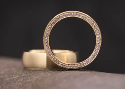 besonderere gold trauringe mit diamanten im damenring eine anfertigung aus dem schmuckgarten bei aachen