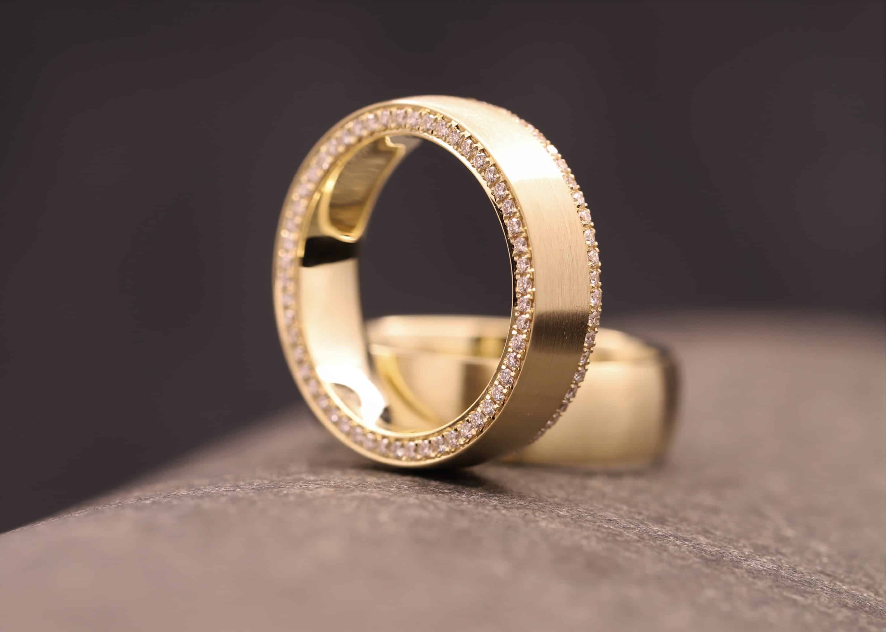 besonderere gold trauringe mit diamanten im damenring eine anfertigung aus dem schmuckgarten bei aachen