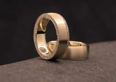besonderere gold trauringe mit diamanten im damenring eine anfertigung aus dem schmuckgarten bei aachen