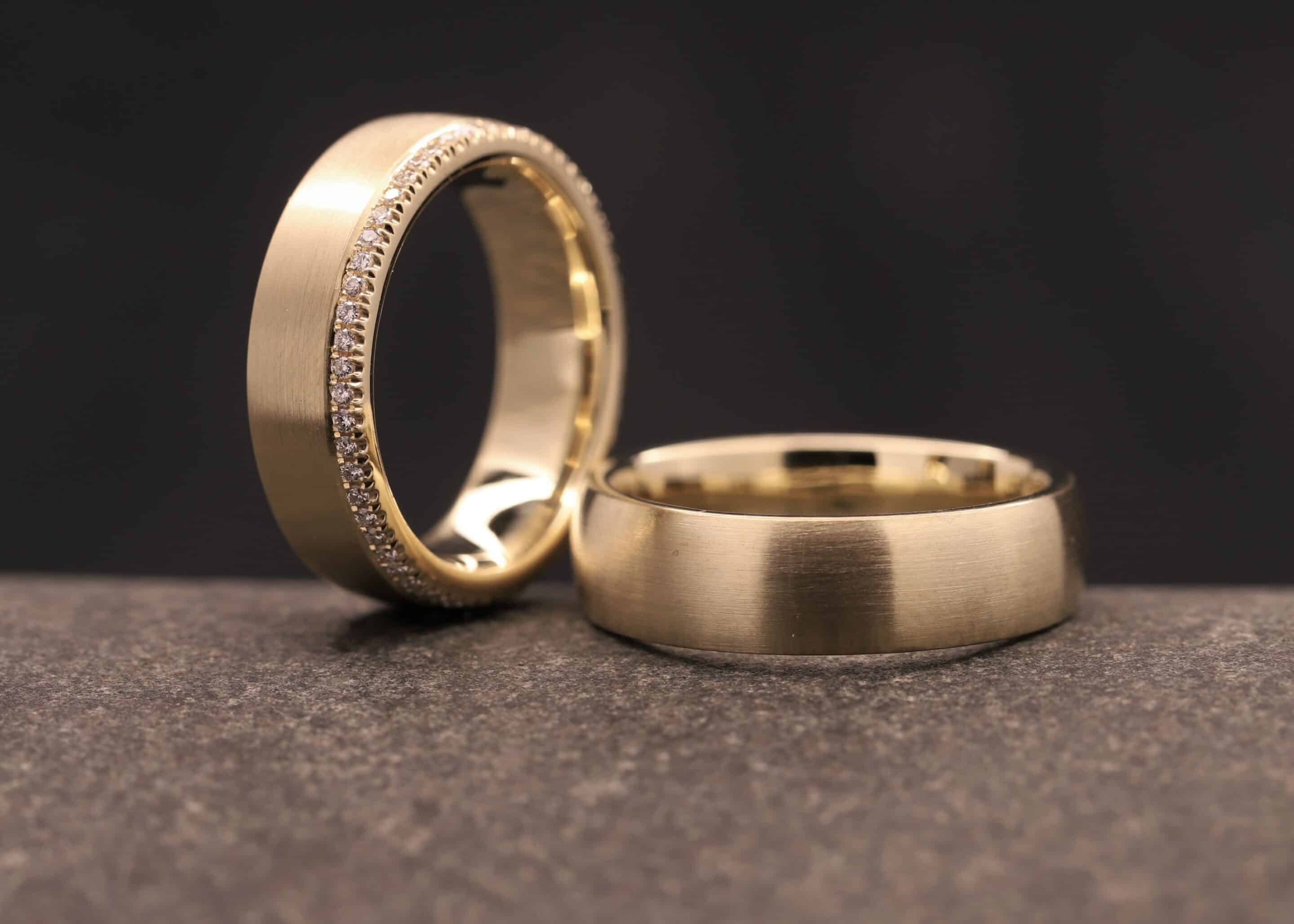 besonderere gold trauringe mit diamanten im damenring eine anfertigung aus dem schmuckgarten bei aachen