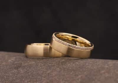 besonderere gold trauringe mit diamanten im damenring eine anfertigung aus dem schmuckgarten bei aachen