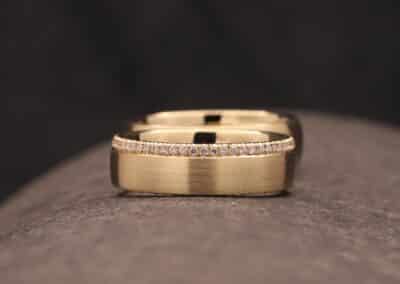 besonderere gold trauringe mit diamanten im damenring eine anfertigung aus dem schmuckgarten bei aachen