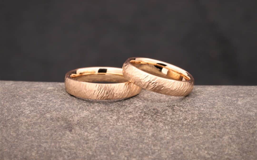 Trauringe in 585er Rosegold schräg mit der Finne geschmiedet